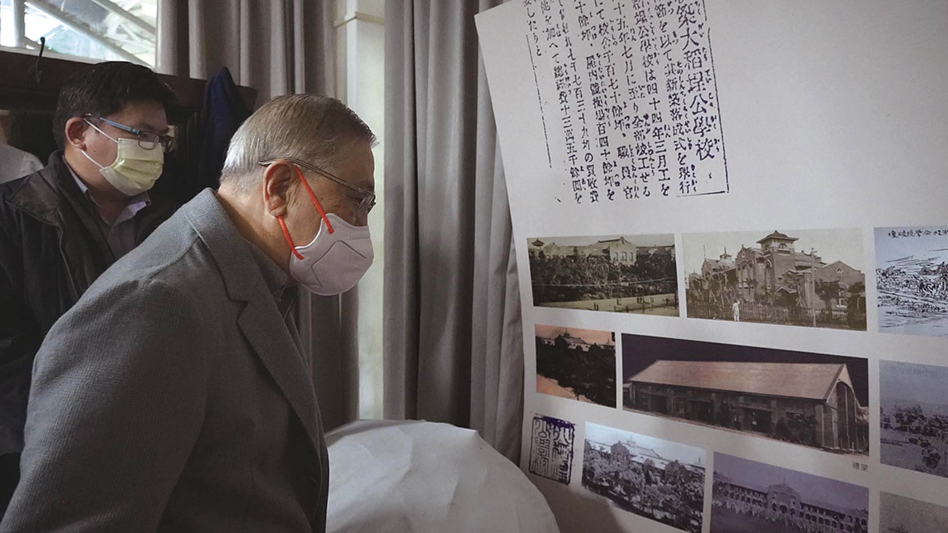 駱錦明參觀校史室保存之資料文物，感念學校用心保存資料，連當年的學籍簿都完好保存，為校友留下珍貴的回憶。（王道銀行教育基金會提供）