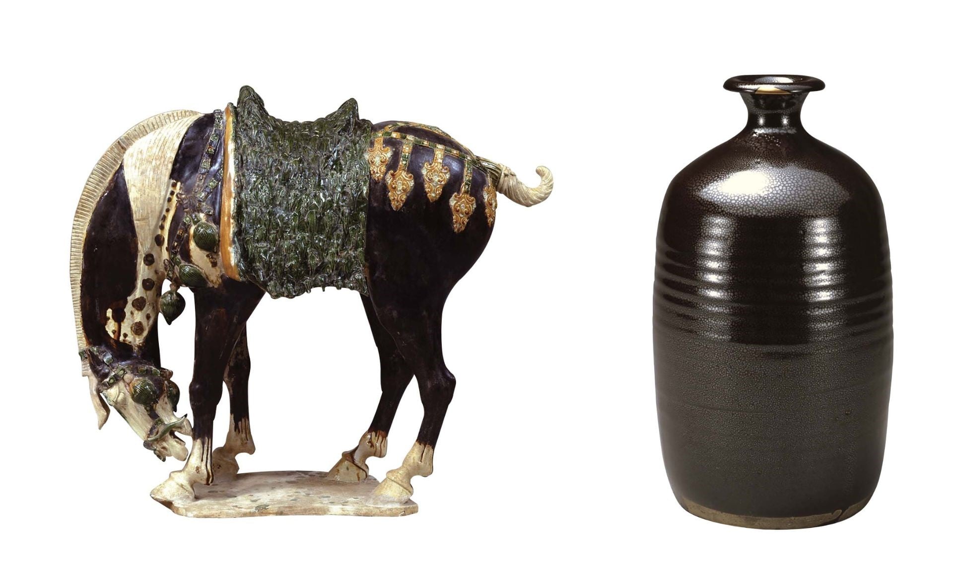 左 圖10 唐〈三彩囓足馬〉，高58.2公分，靜嘉堂文庫美術館藏。右 圖11 金至元 磁州窯系〈黑釉油滴斑瓶〉，高24.3公分，靜嘉堂文庫美術館藏。在烏黑光亮的釉面上，布滿了華北地區特有的銀色細小油滴狀斑點。雖然河南地區也燒製帶有油滴斑的黑…