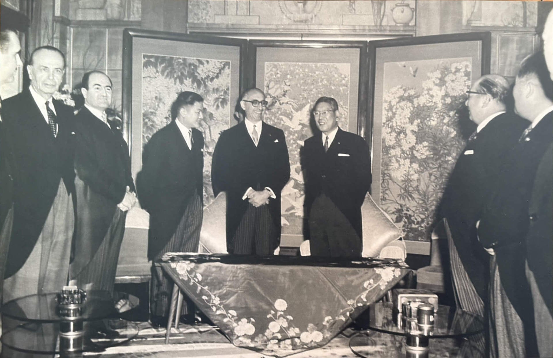 此次「時を紡ぐ館」展覽中，展出1961年日本首相池田勇人在白金迎賓館的大客室接待阿根廷總統弗朗迪西的照片。（攝影／劉錡豫）