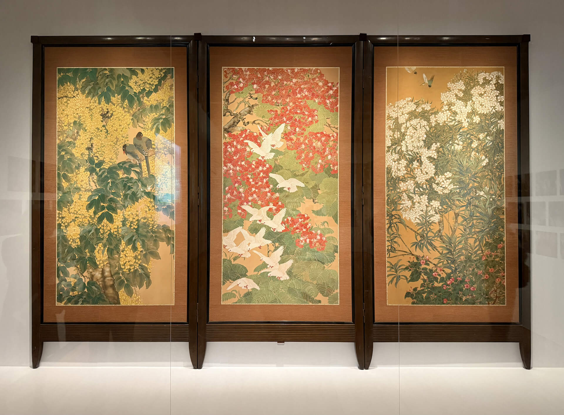 於日本東京都庭園美術館「時を紡ぐ館」新館展區中展出的鄉原古統作品《南薰綽約》（1927，私人收藏）（攝影／劉錡豫）