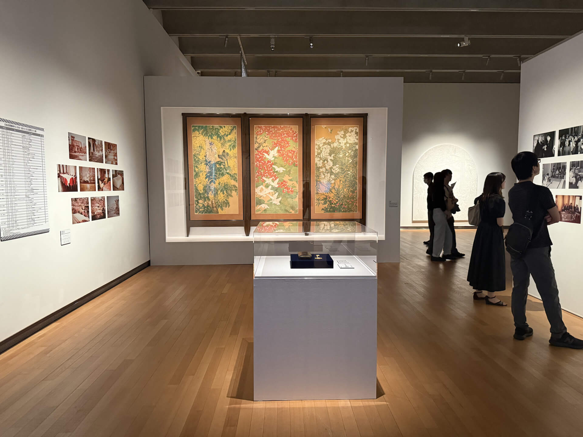展覽開幕當天，《南薫綽約》在東京都庭園美術館新館中展示。（攝影／劉錡豫）