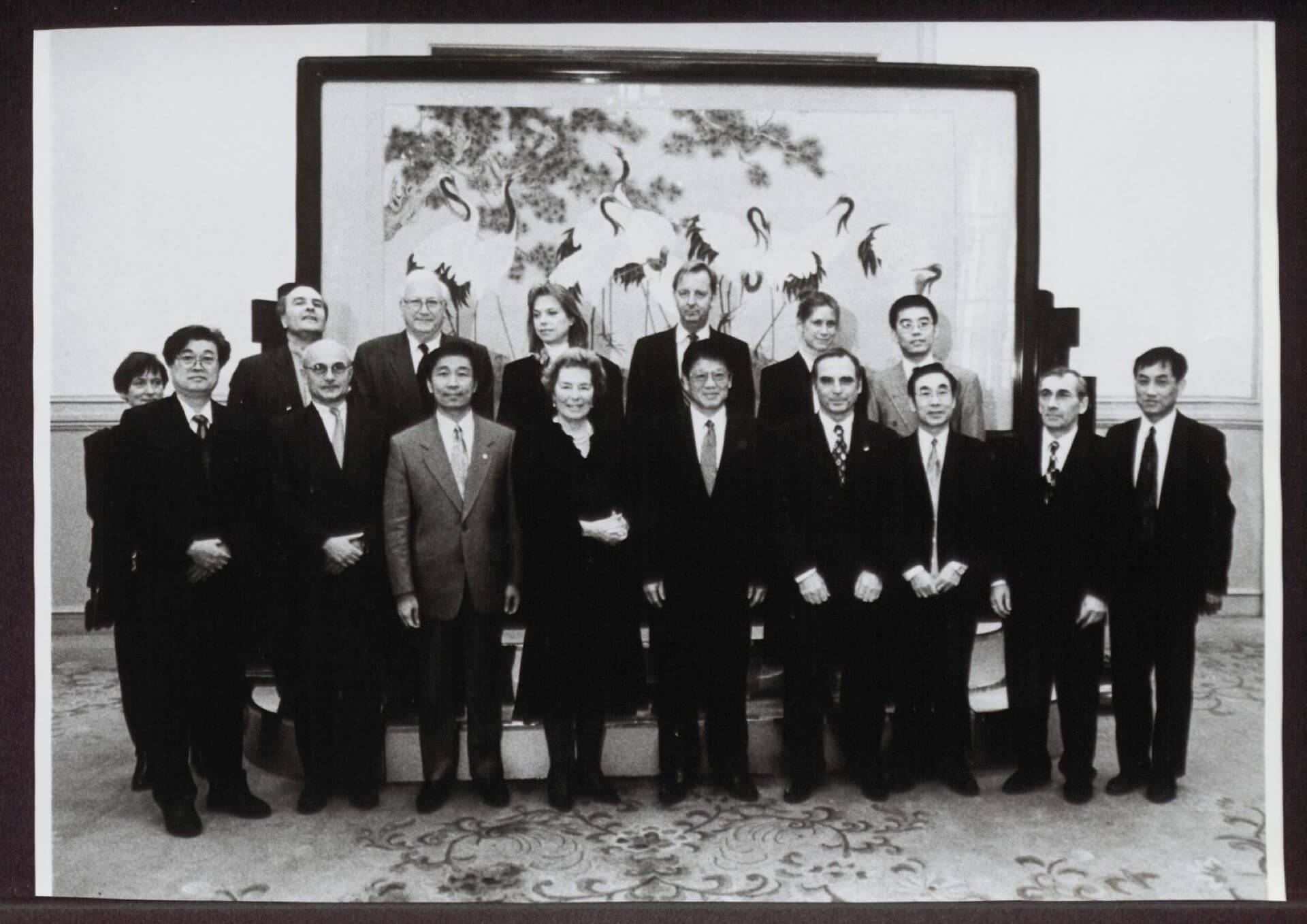 1996年，宜瑞娜．路德維希在北京人民大會堂簽屬的捐贈儀式。（©路德維希基金會官網）