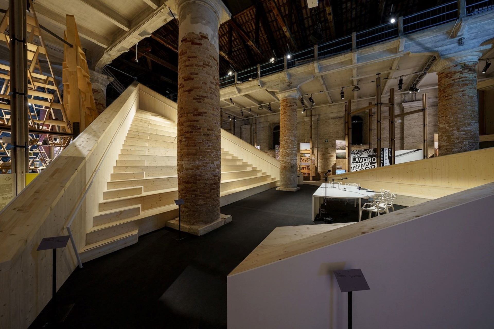 「演講者之角」（Speakers’Corner）一側為階梯式座位區。© 2025 Venice Architecture Biennale