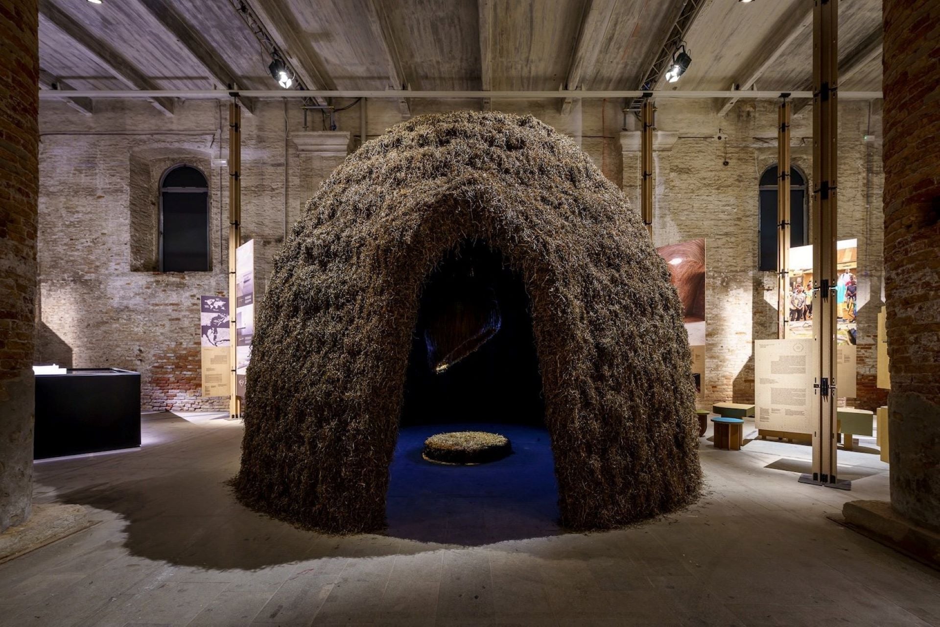 《臨界對話之器》（Vessels for Liminal Dialogues）是一座由蘆葦與鰻草編織而成的草亭。© 2025 Venice Architecture Biennale