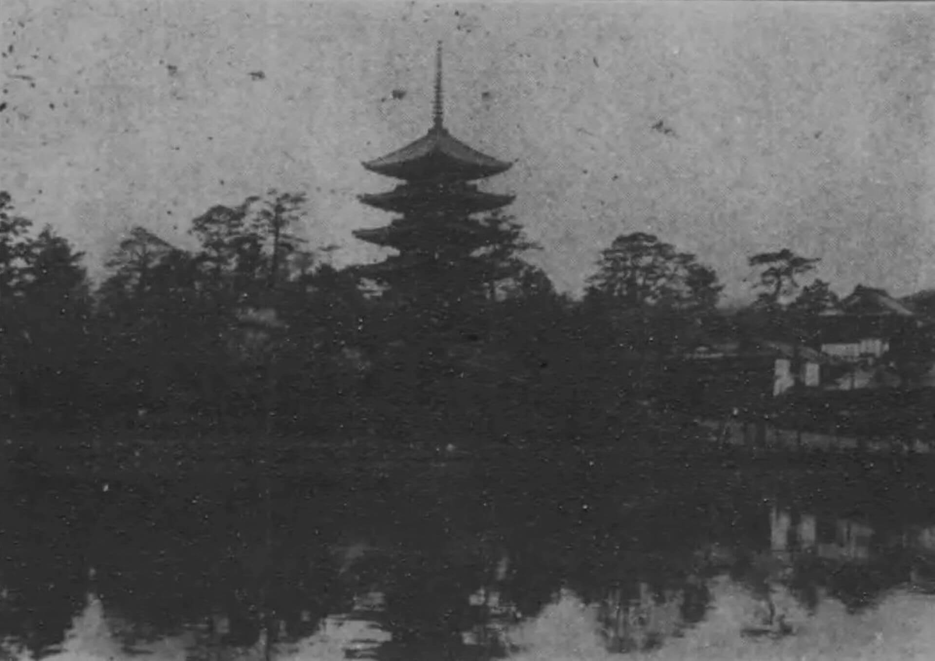 從猿澤池往五重塔方向眺望。（出處：栗林貞一編，《奈良名所案內》（奈良：藤田三思堂，1919），無頁碼）