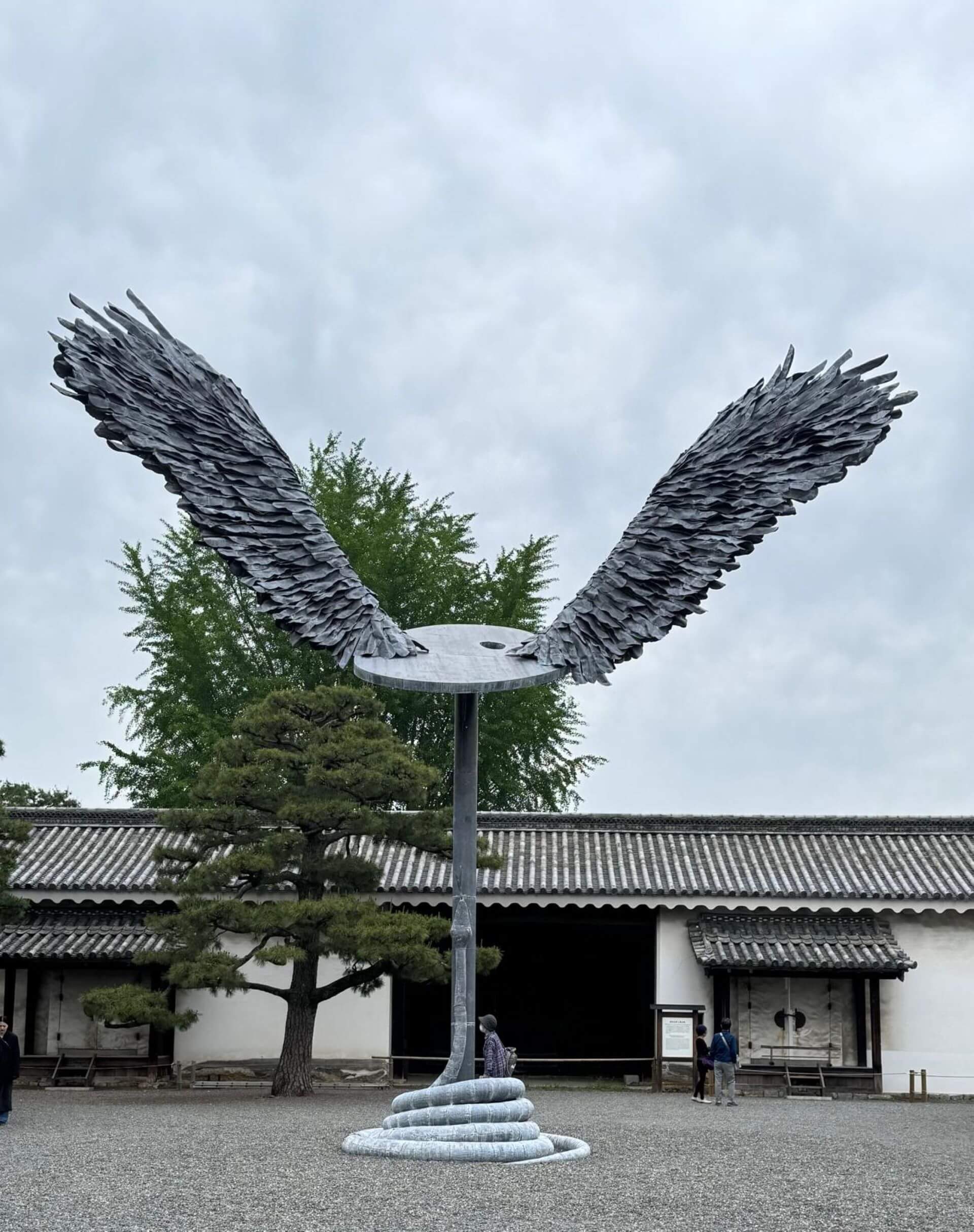 9公尺高、以鉛打造的巨型翅膀《太陽神》（Ra）。（攝影／鄭禹彤）