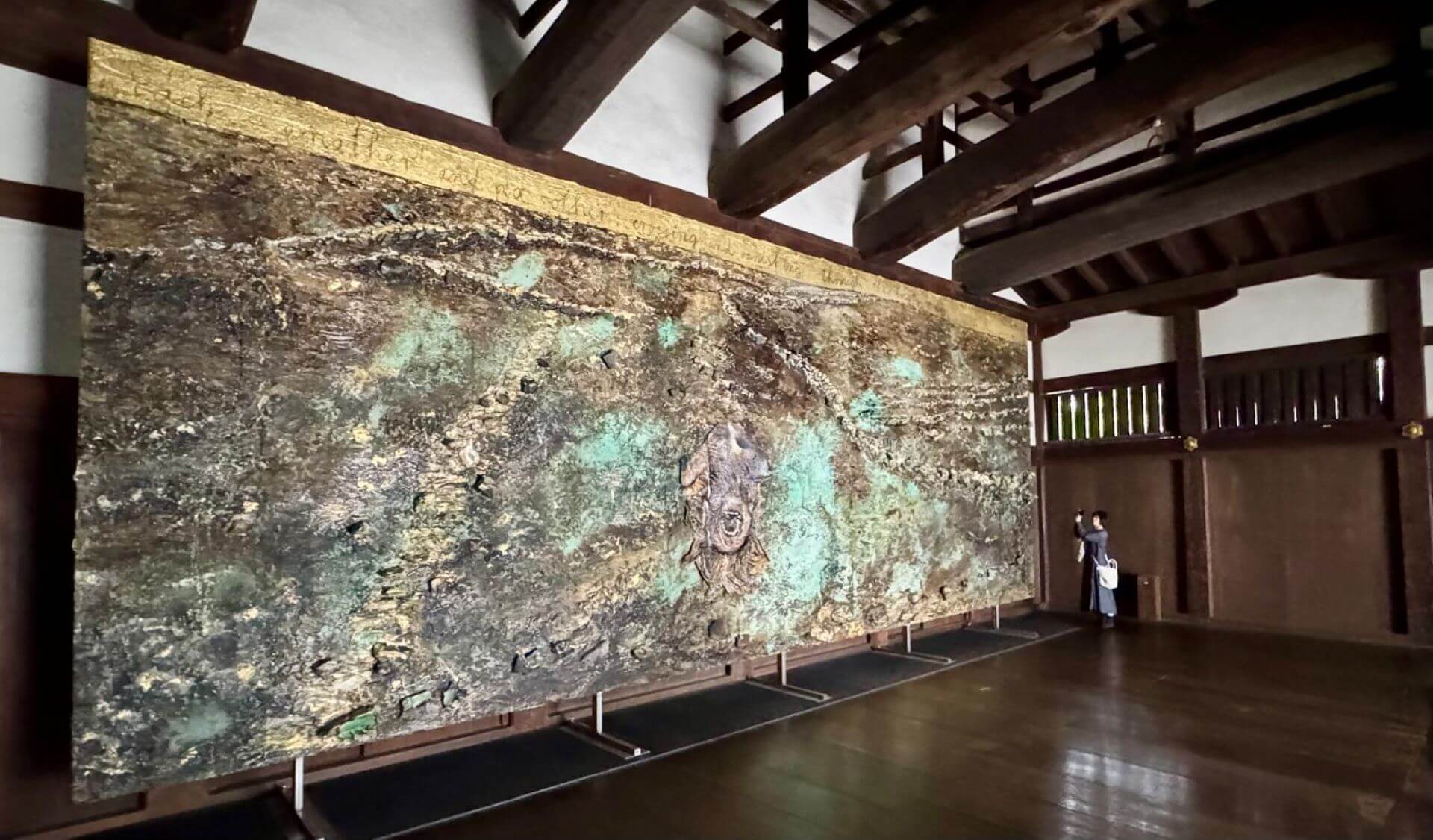 10公尺長的《獻給奧克塔維奧‧帕斯》，以金箔與電解金屬組成原子彈轟炸後的廣島。（攝影／鄭禹彤）