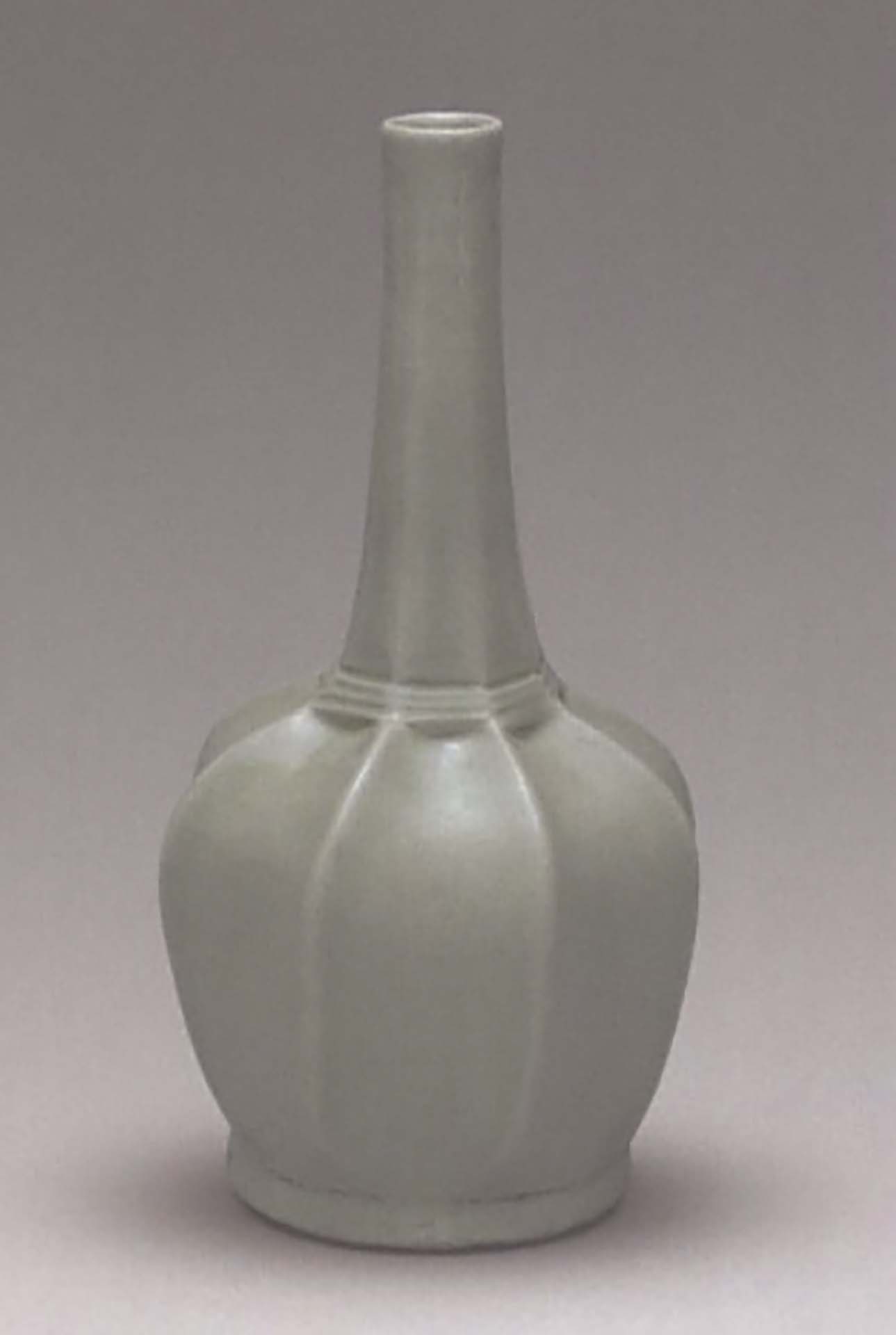 參考圖:唐874年 越窯〈八棱淨水秘色瓷瓶〉,高21.5公分,陝西法門寺地宮出土。圖引自陝西省考古研究院等編著《法門寺考古發掘報告 下》,北京:文物出版社,2007,彩版二〇一。