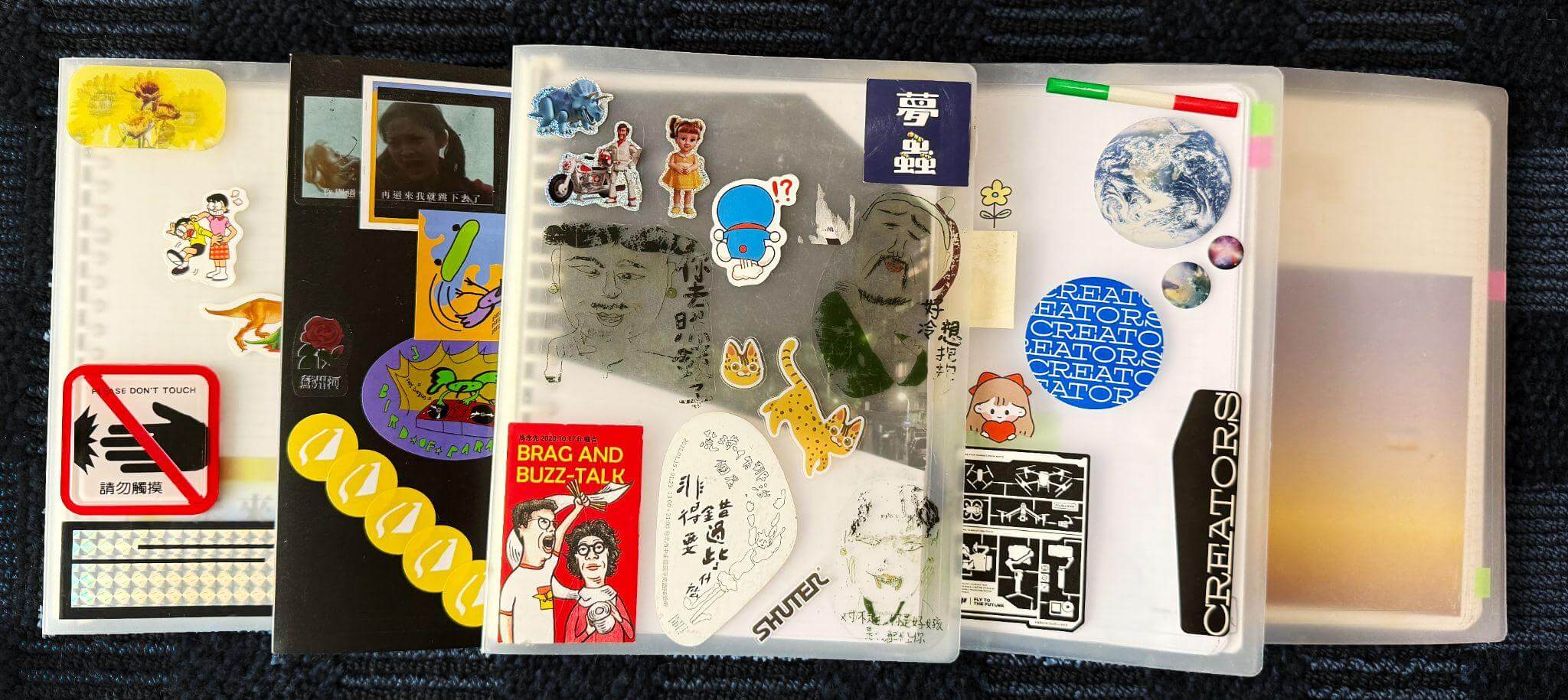 一字排開的透明活頁筆記本，記錄了陽春麵研究舍五年來的創作構想。（陽春麵研究舍提供）