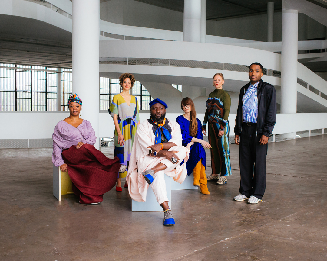 第36屆聖保羅雙年展策展團隊，由左至右：Keyna Eleison, Alya Sebti, Bonaventure Soh Bejeng Ndikung, Henriette Gallus, Anna Roberta Goetz與Thia…