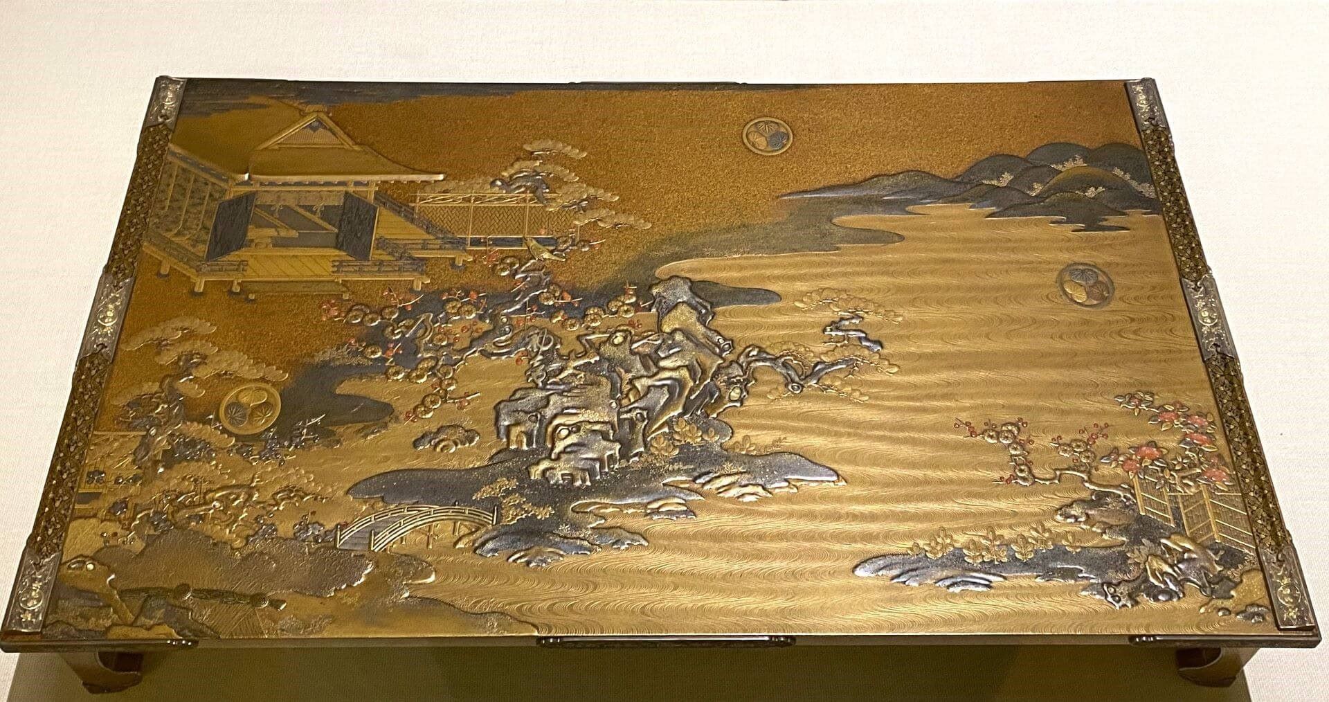 圖23 《初音蒔繪几》，江戶時代 1639年，高26.1、縱38.1、橫93.8公分，德川美術館藏。（攝影／顏子軒）