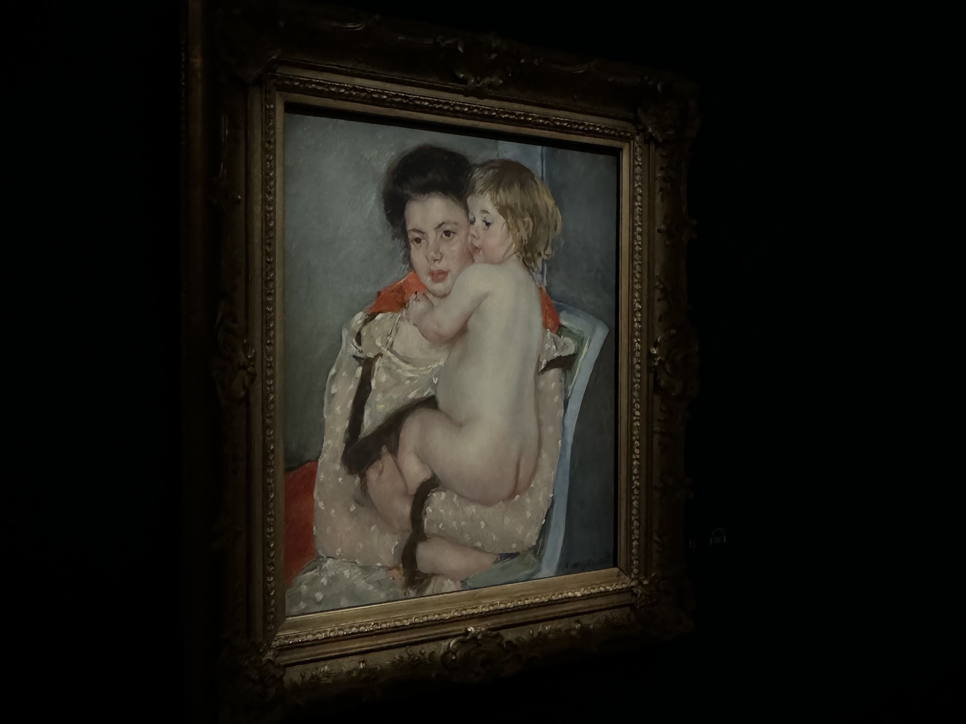 瑪麗・卡薩特（Mary Cassatt）的《雷娜・勒費弗抱著裸嬰（母與子）》（Reine Lefebvre Holding a Nude Baby [Mother and Child]）於展場一景。（攝影／李京樺）