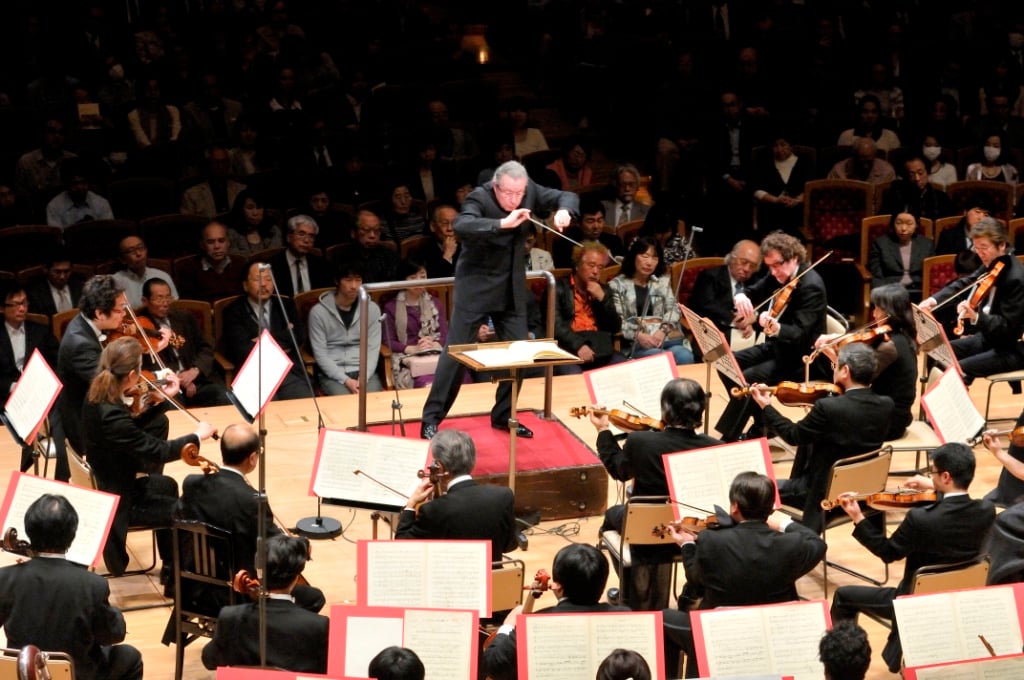 坎布雷林曾擔任東京讀賣日本交響樂團首席指揮（2010–2019），以他對當代音樂的敏銳詮釋備受日本樂壇推崇（圖片提供／Yomiuri Nippon Symphony Orchestra）