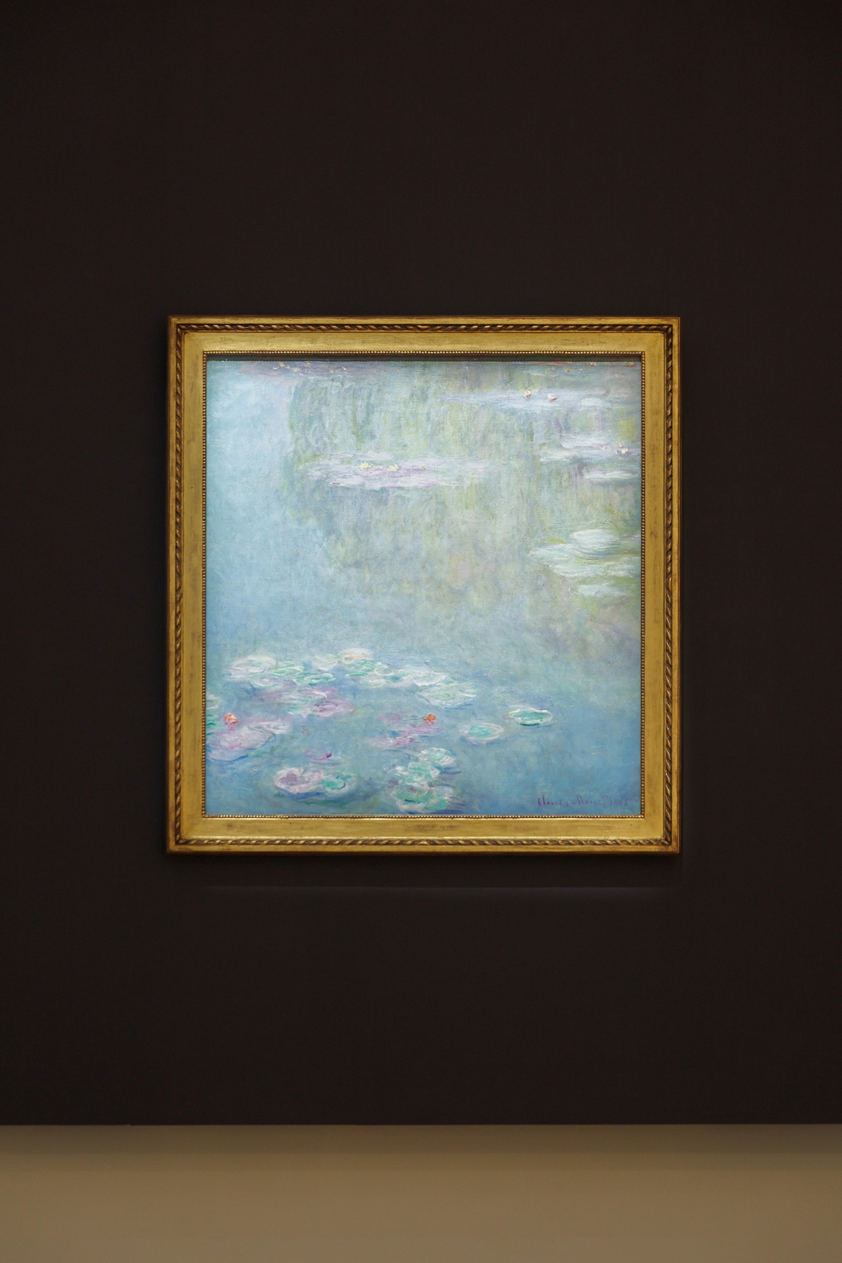 此展領銜之作——莫內《睡蓮》，作於1908年，是這個標誌性系列中首幅被美術館收藏的作品，透過層層疊疊的筆觸、流動的色彩，捕捉水面上瞬息萬變的光線與時間感，展現對光與色彩的終極追求。（富邦美術館提供）