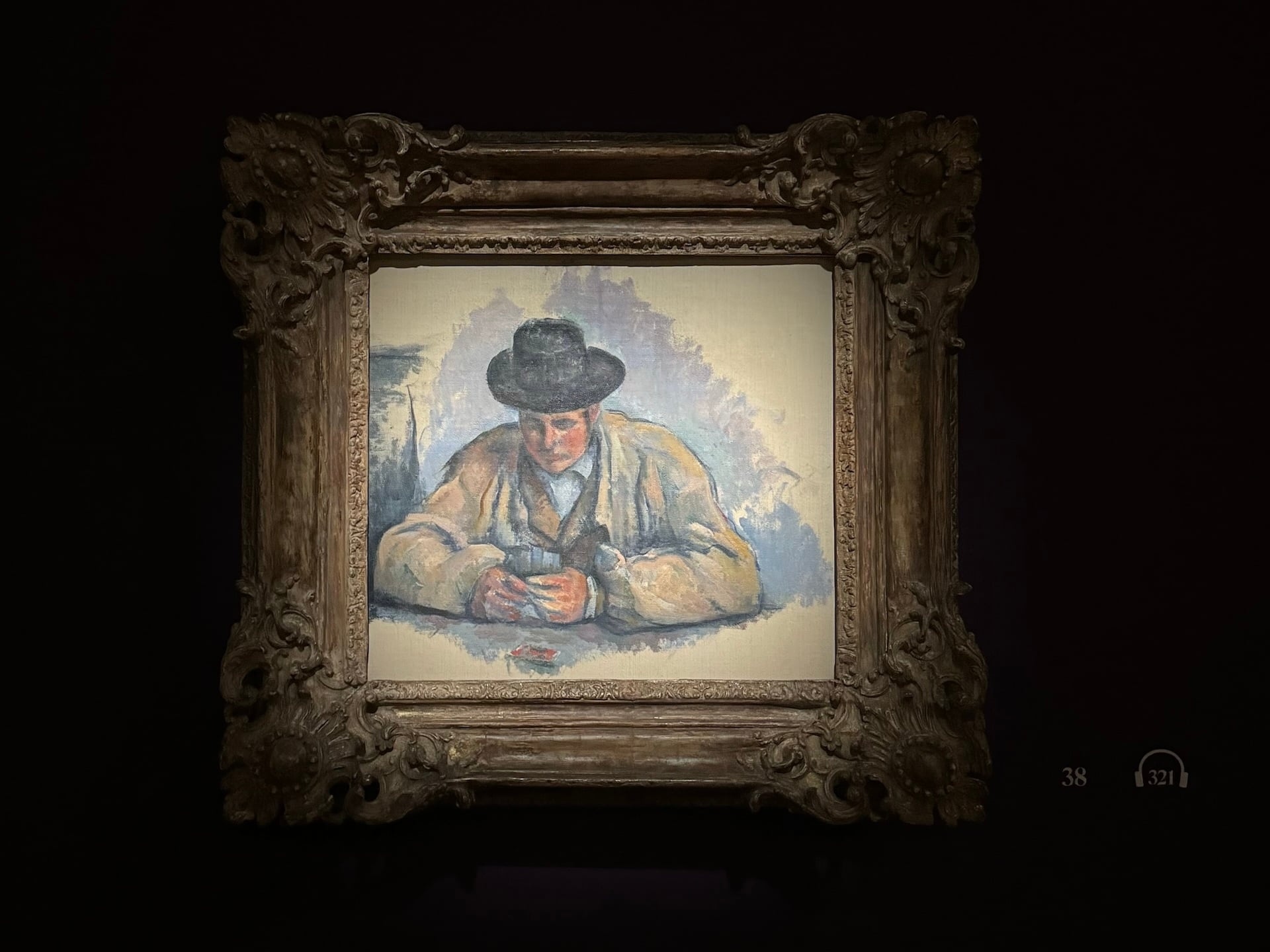 保羅・塞尚（Paul Cézanne&nbsp;）《「打牌的人」習作》（Study for Les joueurs de cartes&nbsp;(The Card Players)&nbsp;）於展場一景。（攝影／李京樺）