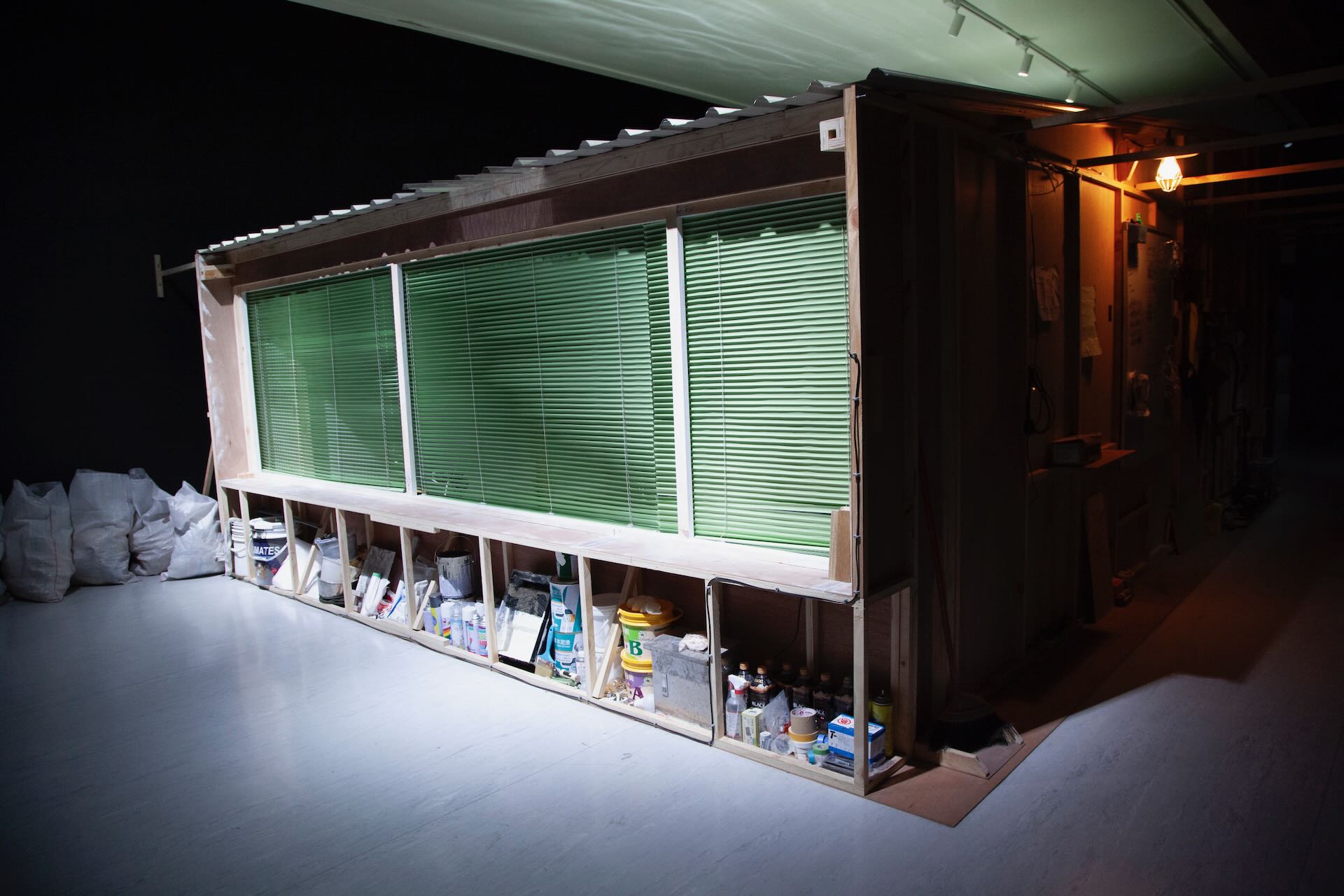 《在 下圭柔山》呈現出作品建造過程背後的種種勞動以及牽涉的合作者群像。圖為《在 下圭柔山》展覽現場。攝影/何孟娟,陳肇驊提供