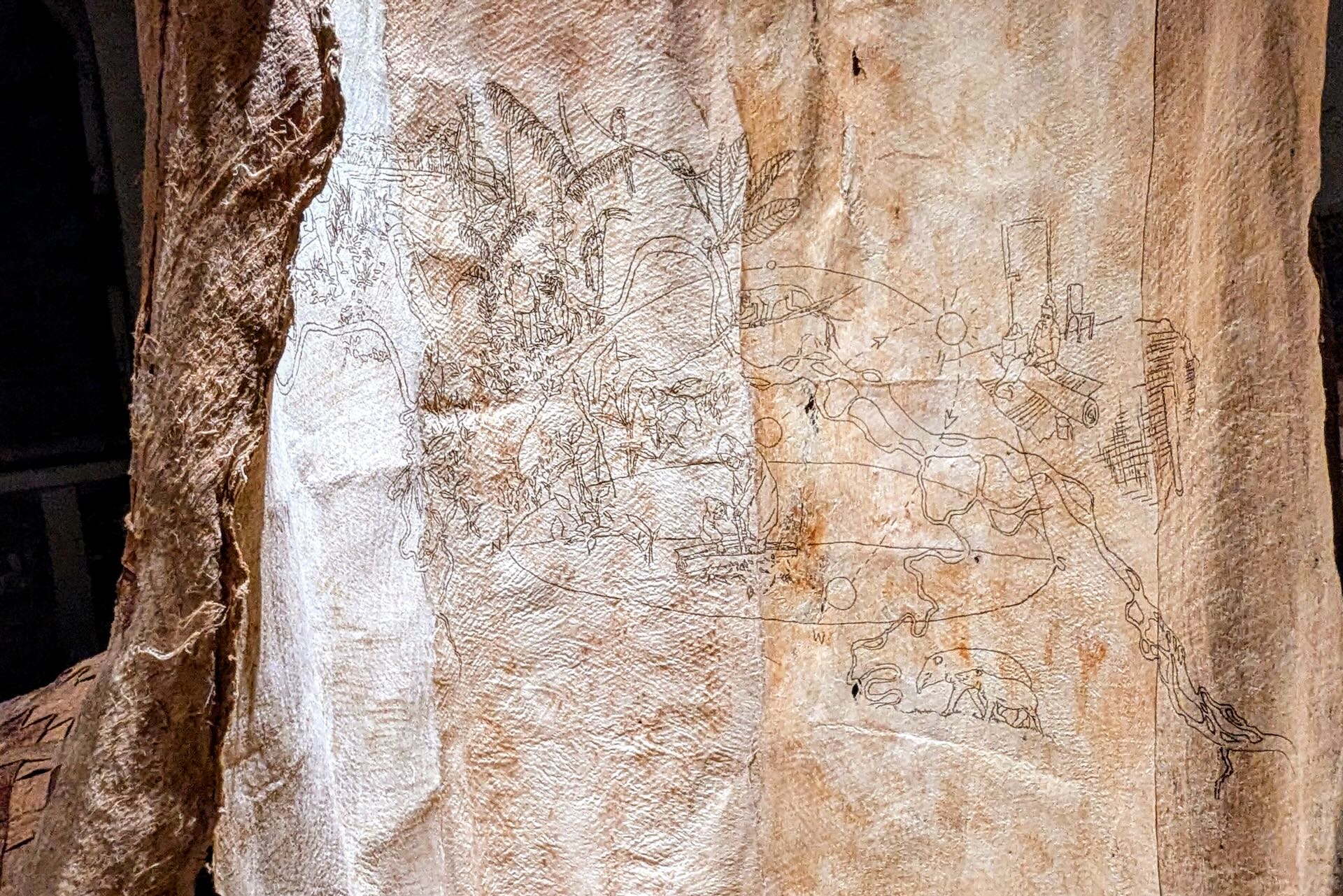 《Interwoven Stories》的樹皮布上刻劃著人類透過大自然取得纖維的生活。攝影：呂瑋倫