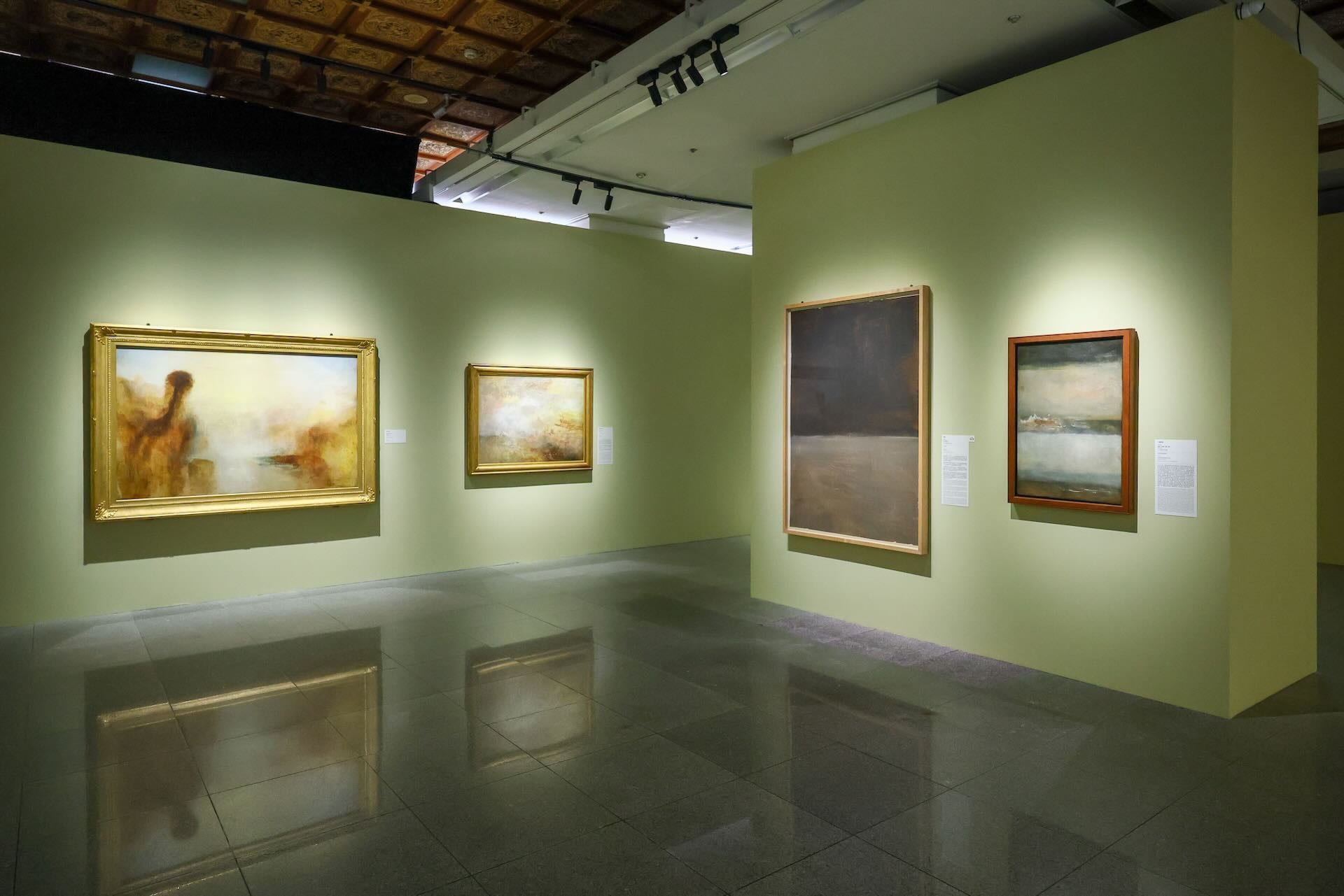 馬克．羅斯科作品《無題》與威廉．透納畫作《三個海景》於最後一區「大自然的崇高美學」共同展出。圖：「威廉．透納特展：崇高的迴響」提供