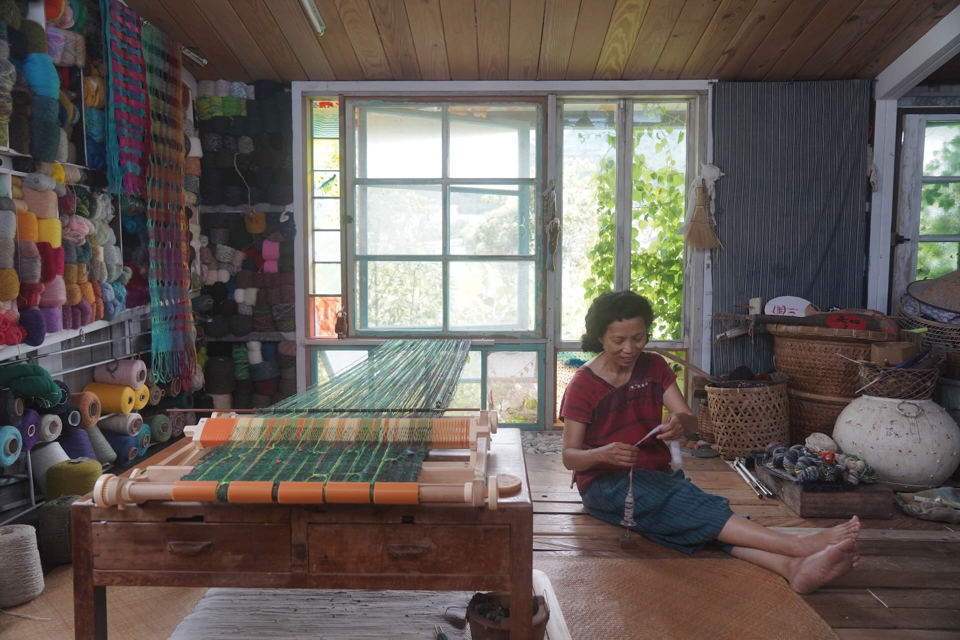林淑鈴擅長多樣媒材，其中使用編織工藝技法延伸到許多大型創作。臺灣工藝季－花現提供