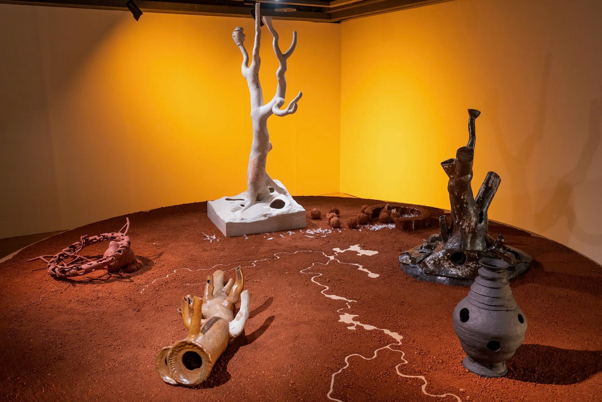 郭俞平《A Lagoon A Portal》揉雜了觀看位置、主體大小、數位圖像等，來談河道在經過現代治理後，生物與河水之間的繁複關係。圖為《A Lagoon, A Portal》，攝影／林玟伶