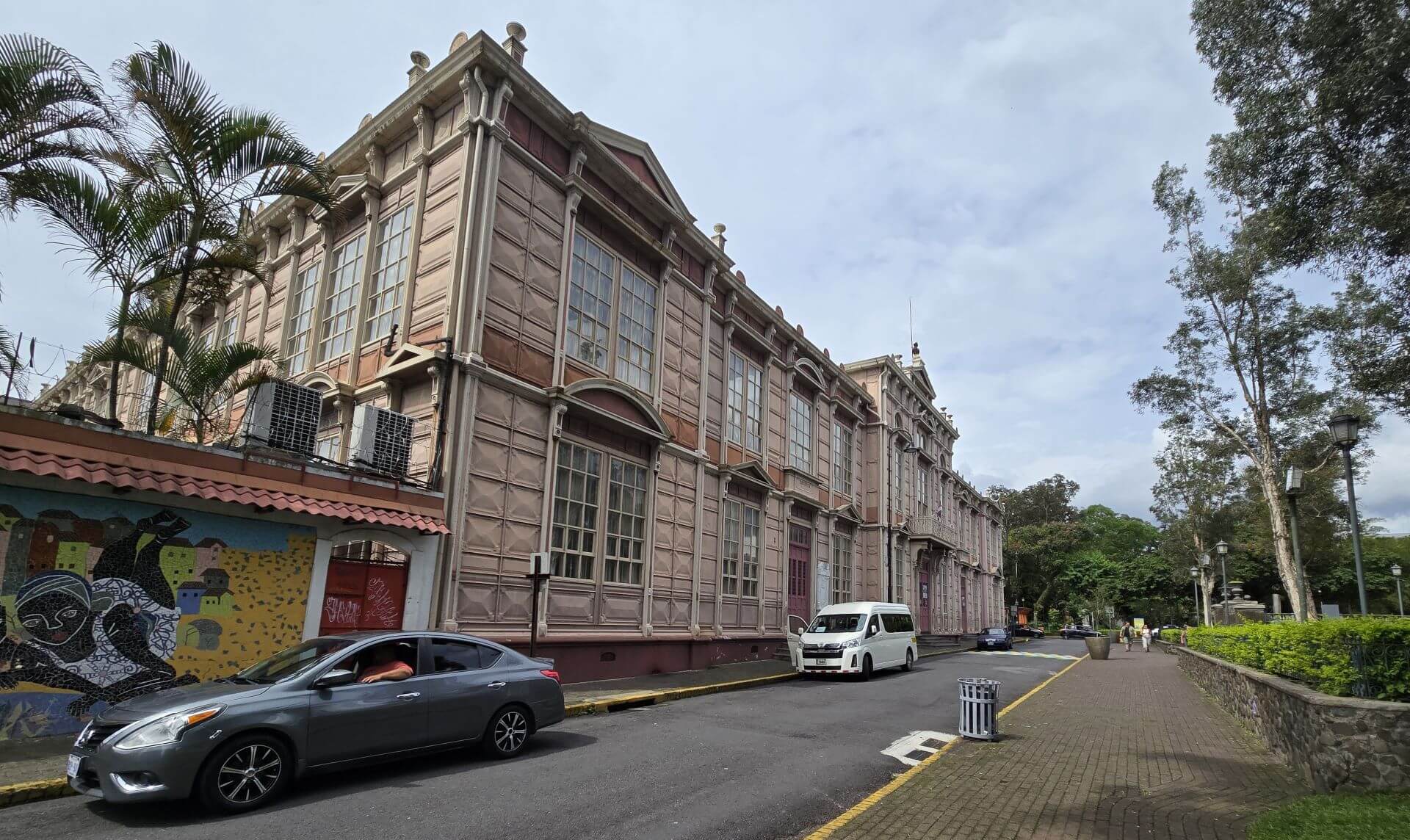 全金屬鑄造的「金屬小學」(Escuela Metálica),為該國教育史的重要歷史地景(攝影/高森信男)