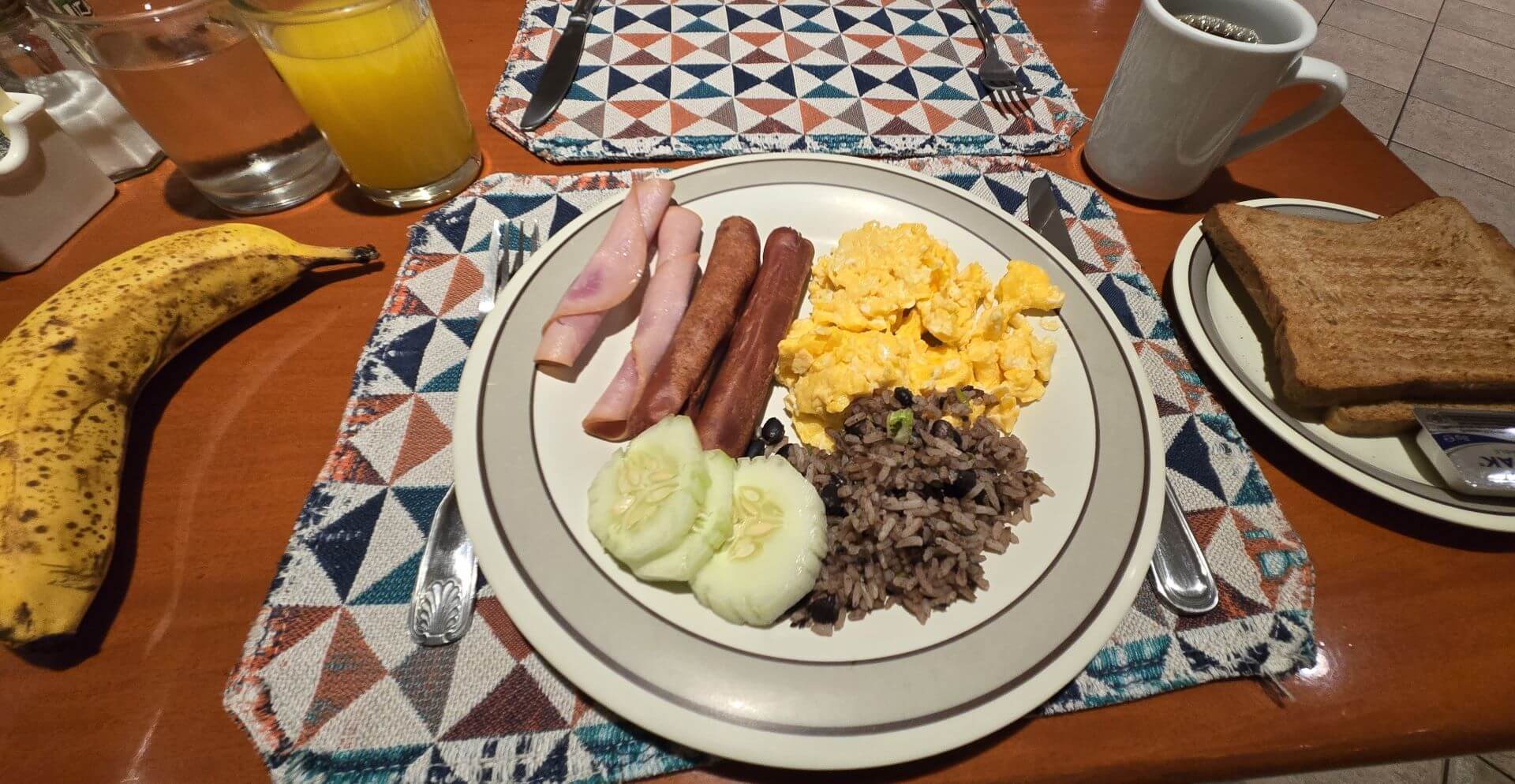 早餐餐桌上可以吃到一種國民美食:被稱為「斑點公雞」(Gallo Pinto)的紅豆飯。哥國事實上還是歐洲著名香蕉品牌「Chiquita」的產地,但不同於歐洲超市內堆疊如同小山的漂亮哥國香蕉,當地一路上吃到的香蕉都賣相不佳但不影響口味,令人不…