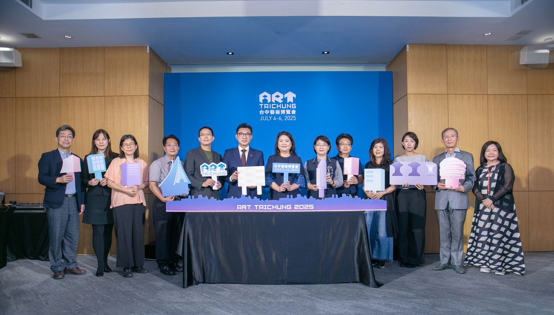 ART TAICHUNG 2025 台中藝術博覽會開幕記者會貴賓合影。左起：台灣科學園區工業同業公會賴明志處長、日月千禧酒店許瑄芷總經理、國立臺灣美術館陳貺怡館長、藝術新聲代表-臺中市大墩文化中心陳文進主任、台中會展中心主任吳春見、立法院副…