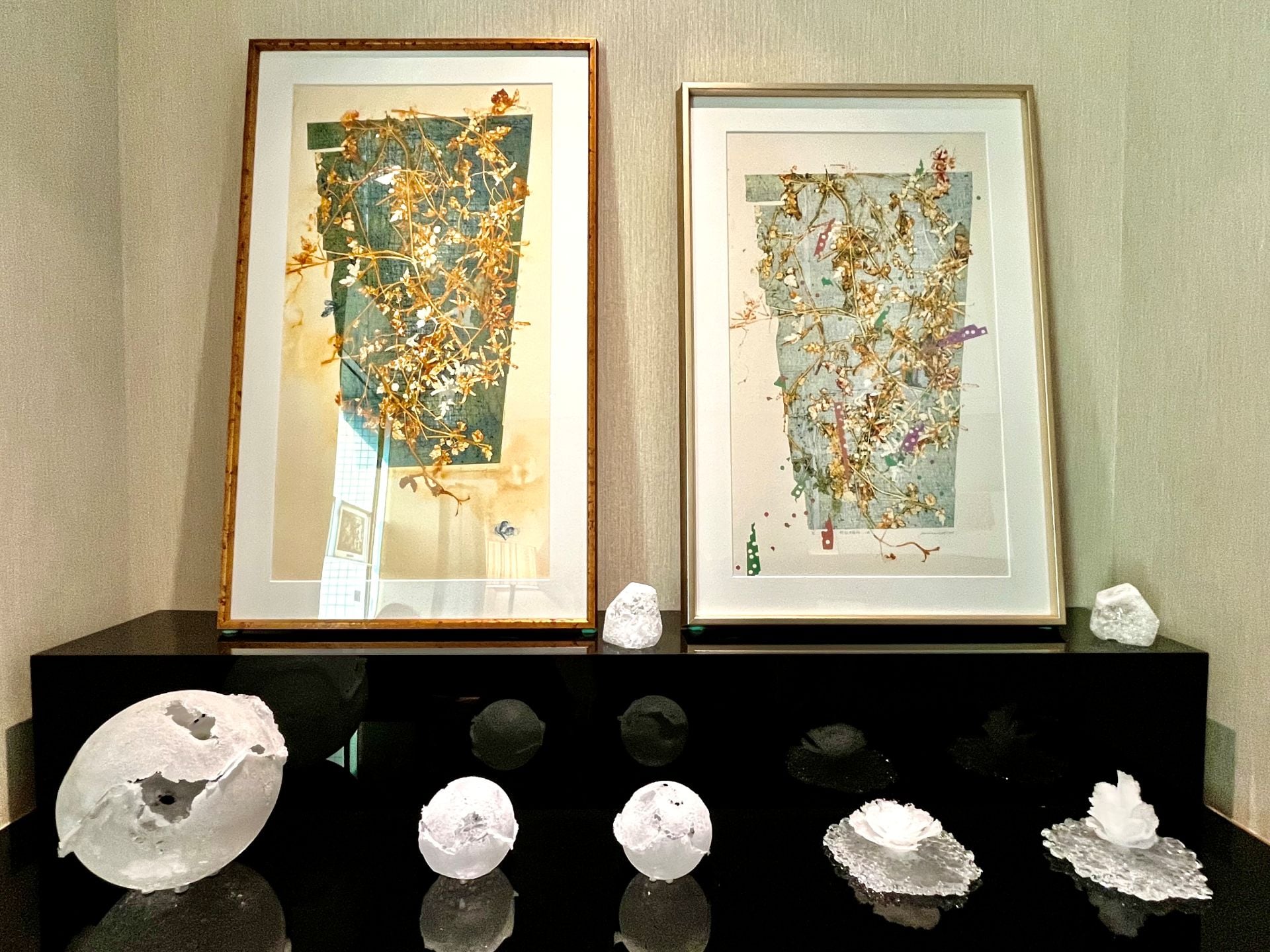 敦煌藝術中心展間一景，上為張金華的版創作品，下為加藤千佳的玻璃創作。（本刊資料室）