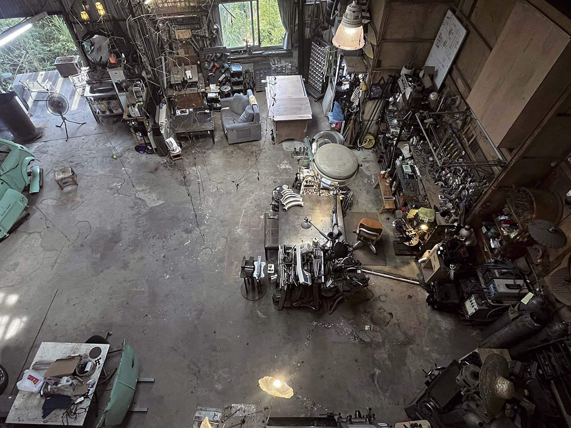在下圭柔山藝術村的工作室中，沒有空調與熱水器，陳肇驊在此為藝術家們製作作品。（陳肇驊提供）