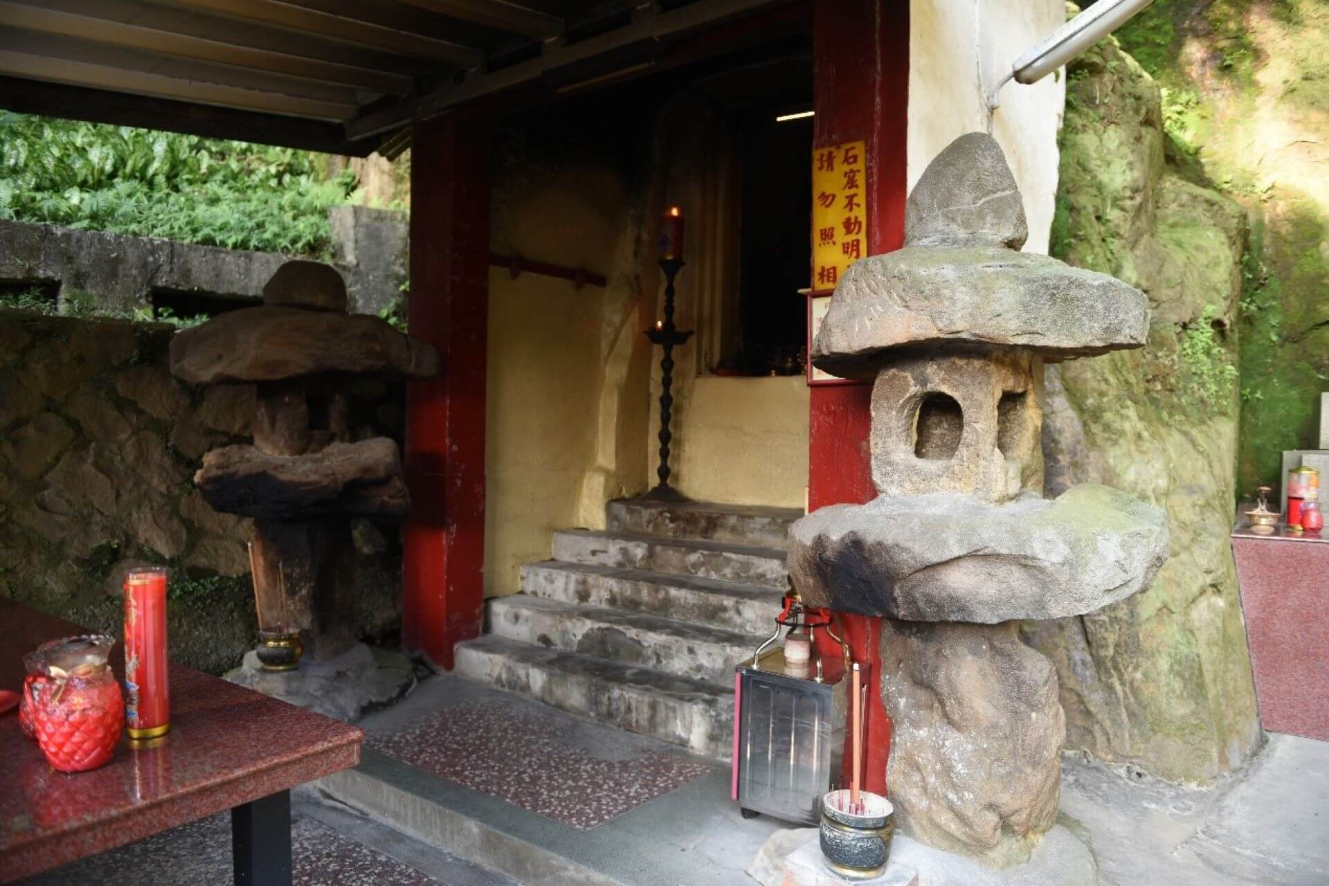 北投不動明王窟與星乃湯都是佐野庄太郎興建，不動明王窟運氣較佳，戰後土地屬於財政部國有財產署，因此順利成為市定古蹟。（攝影／蕭文杰）