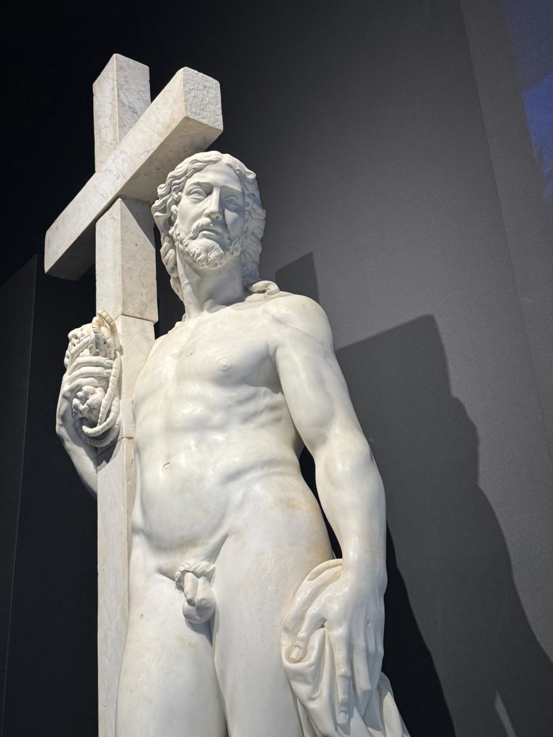 米開朗基羅 《復活的基督》（Il Cristo Risorto），約1514，大理石，聖文森教堂藏。（攝影／鄭禹彤）