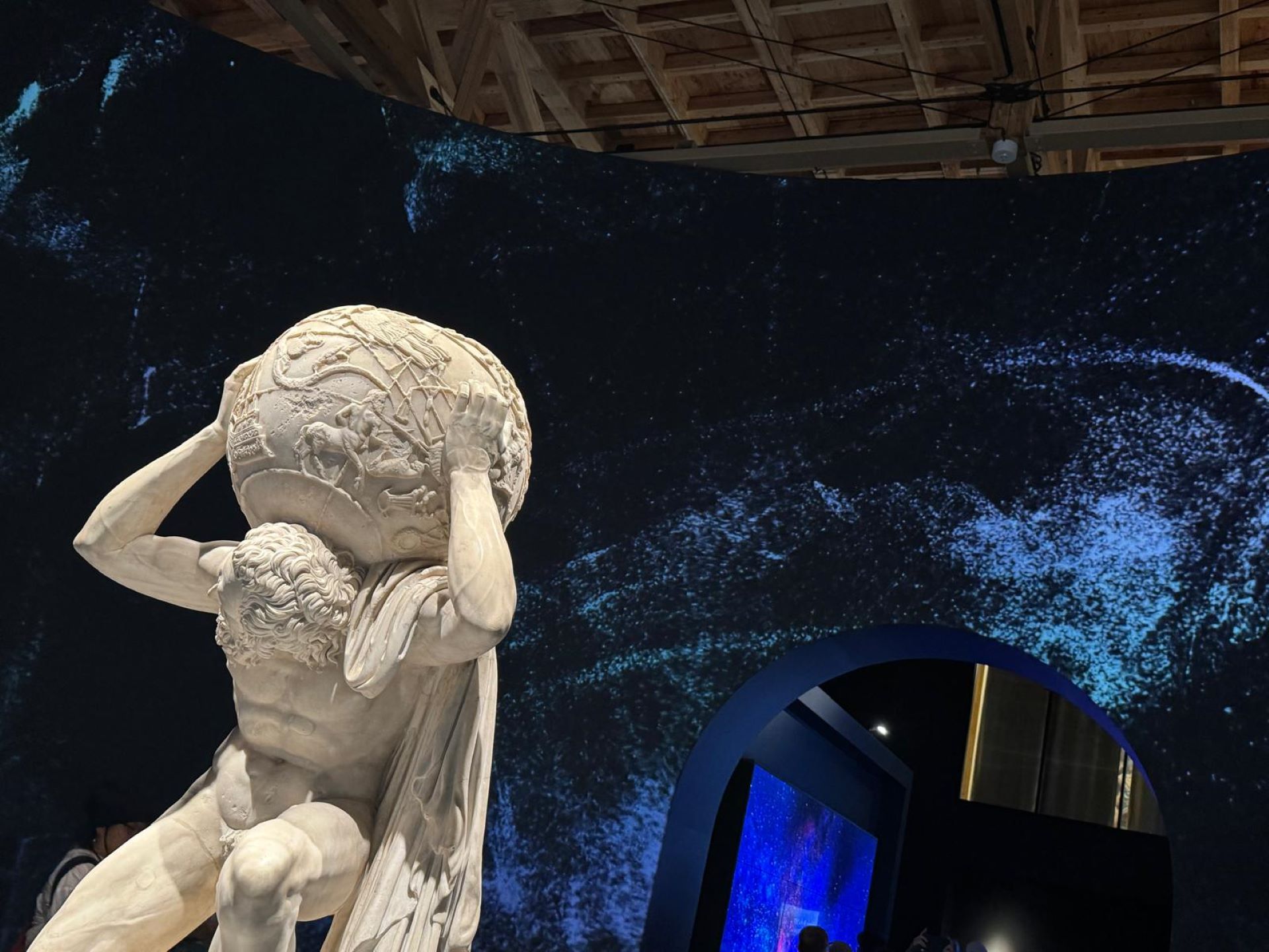 《法爾內塞的阿特拉斯》（Farnese Atlas）雕塑，大理石，2世紀，拿坡里國立考古博物館藏 。（攝影／鄭禹彤）