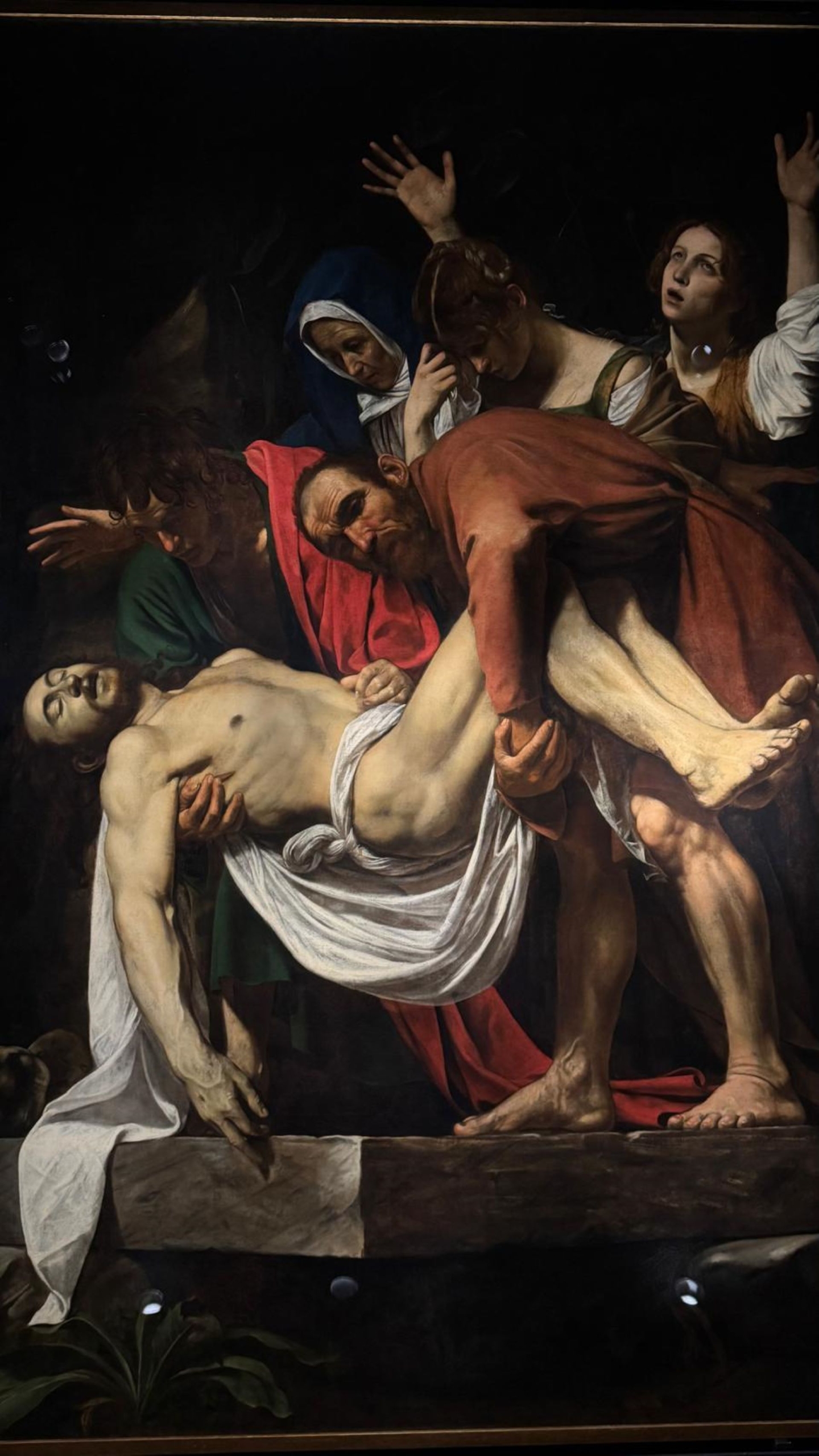 卡拉瓦喬（Giorgio Morara）《埋葬基督》（Deposition，1602–04，The Entombment Of Christ），油畫，梵諦岡博物館畫廊（Pinacoteca Vaticana）藏。（攝影／鄭禹彤）