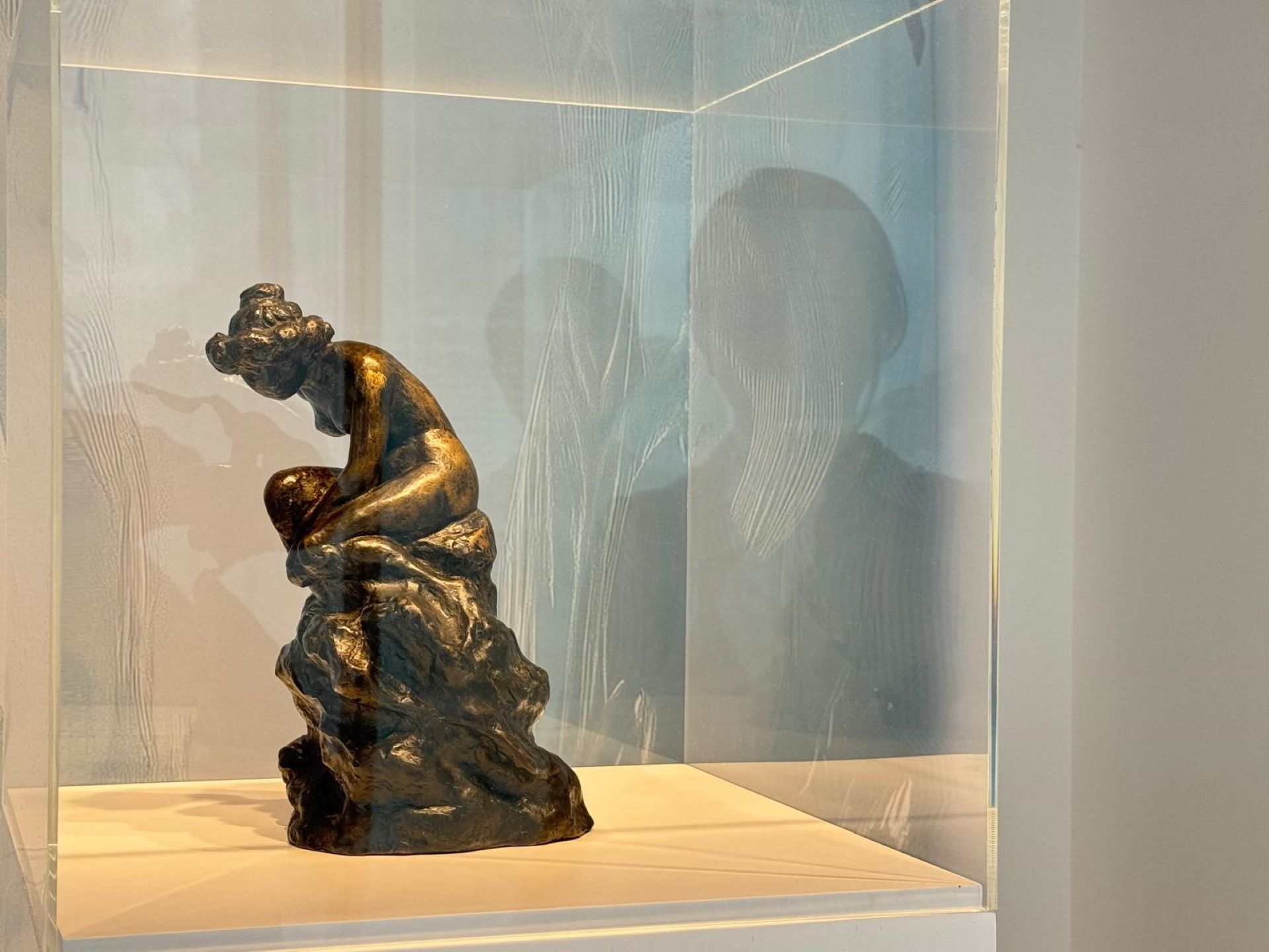 慕夏《岩石上的裸體》（Nude on a Rock），1899，布拉格慕夏博物館（Mucha Museum）藏。（攝影／鄭禹彤）