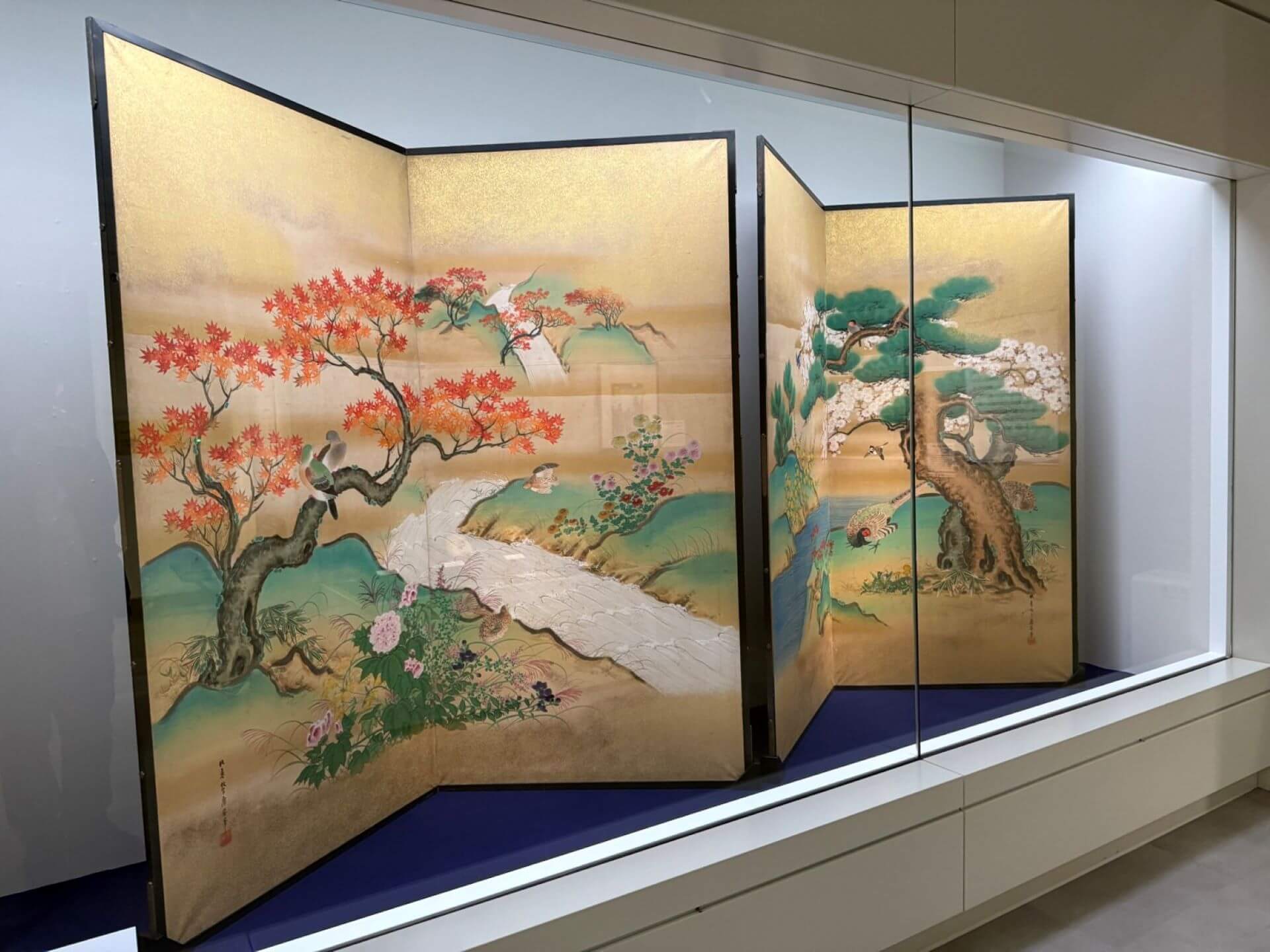 板谷廣春，《春秋樹木花鳥圖屏風》，19世紀。（攝影／劉錡豫）