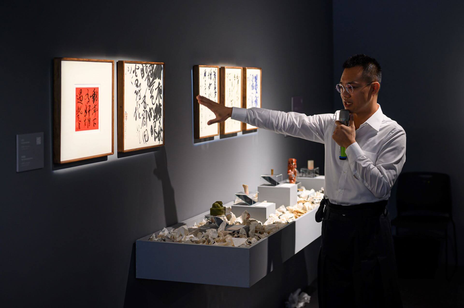 「吐了一地的字－文字反芻後的書寫意義．張天健作品展」導覽照。（攝影／ANPIS FOTO王世邦，桃園市立美術館提供）