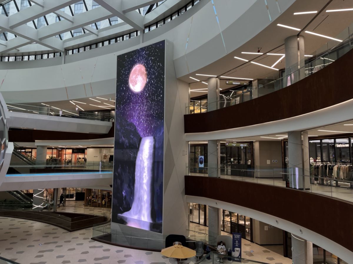Pangyo I-Square的螢幕牆面放映藝術家Han Ho的作品《Eternal Light》。© Courtesy of Gana Art