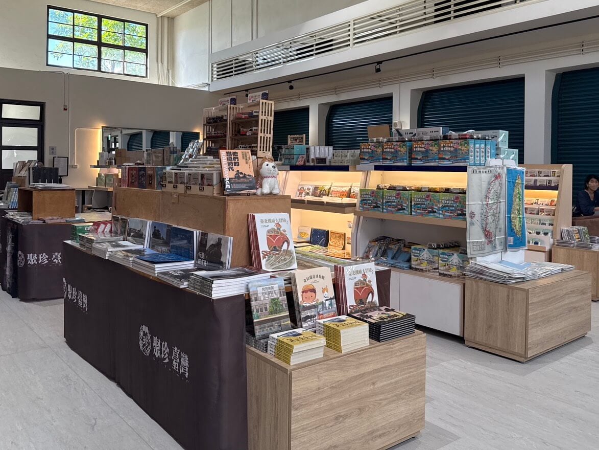 博物館商店，販賣許多鐵道地圖、模型、書籍等豐富文創商品。（攝影／朱佑霖）