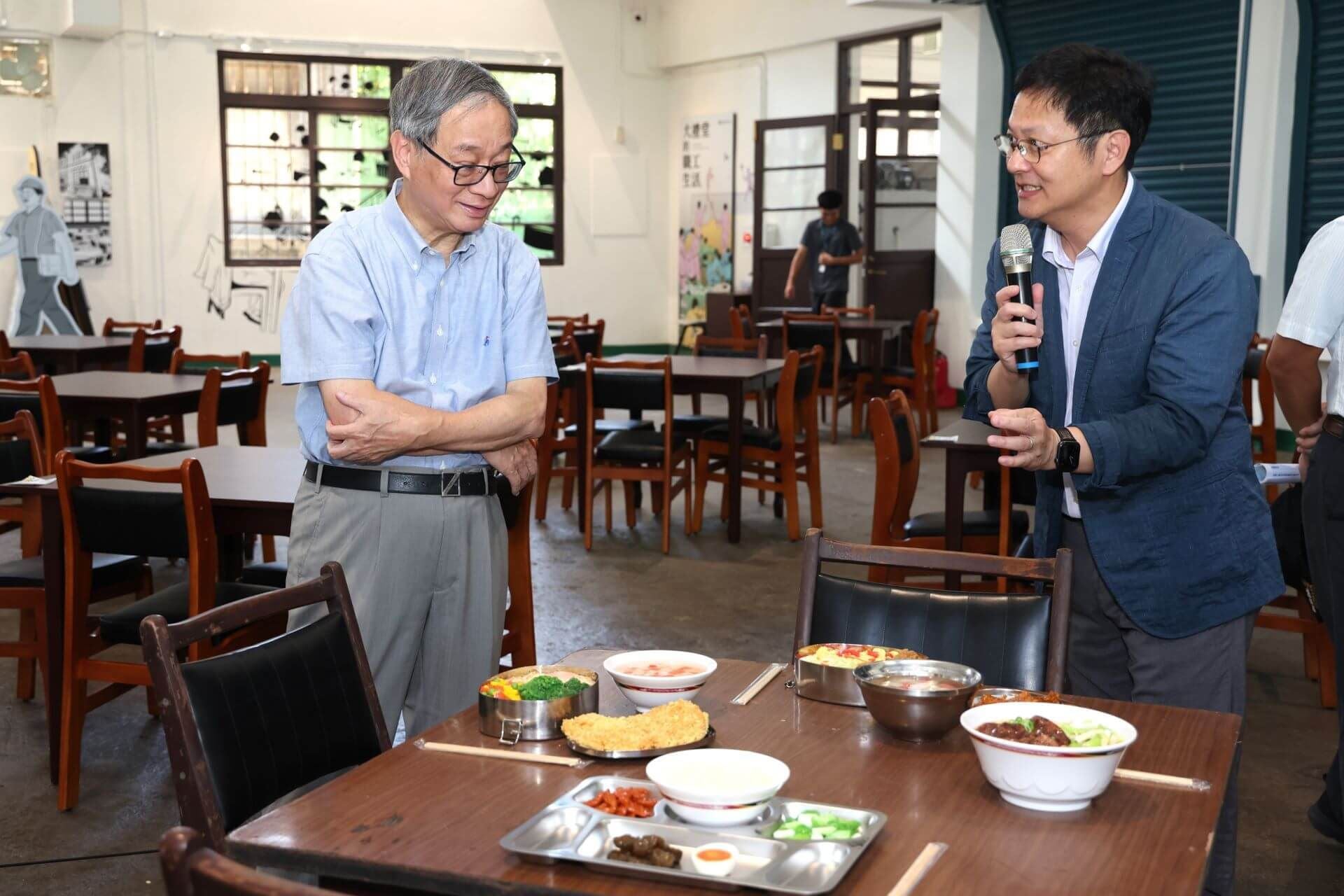 現地展〈大禮堂的職工生活〉呈現職工的早、午餐點搭配及飲食文化，逼真的食物模型讓文化部長李遠（左）嘖嘖稱奇，直呼真假難辨。（國家鐵道博物館提供）