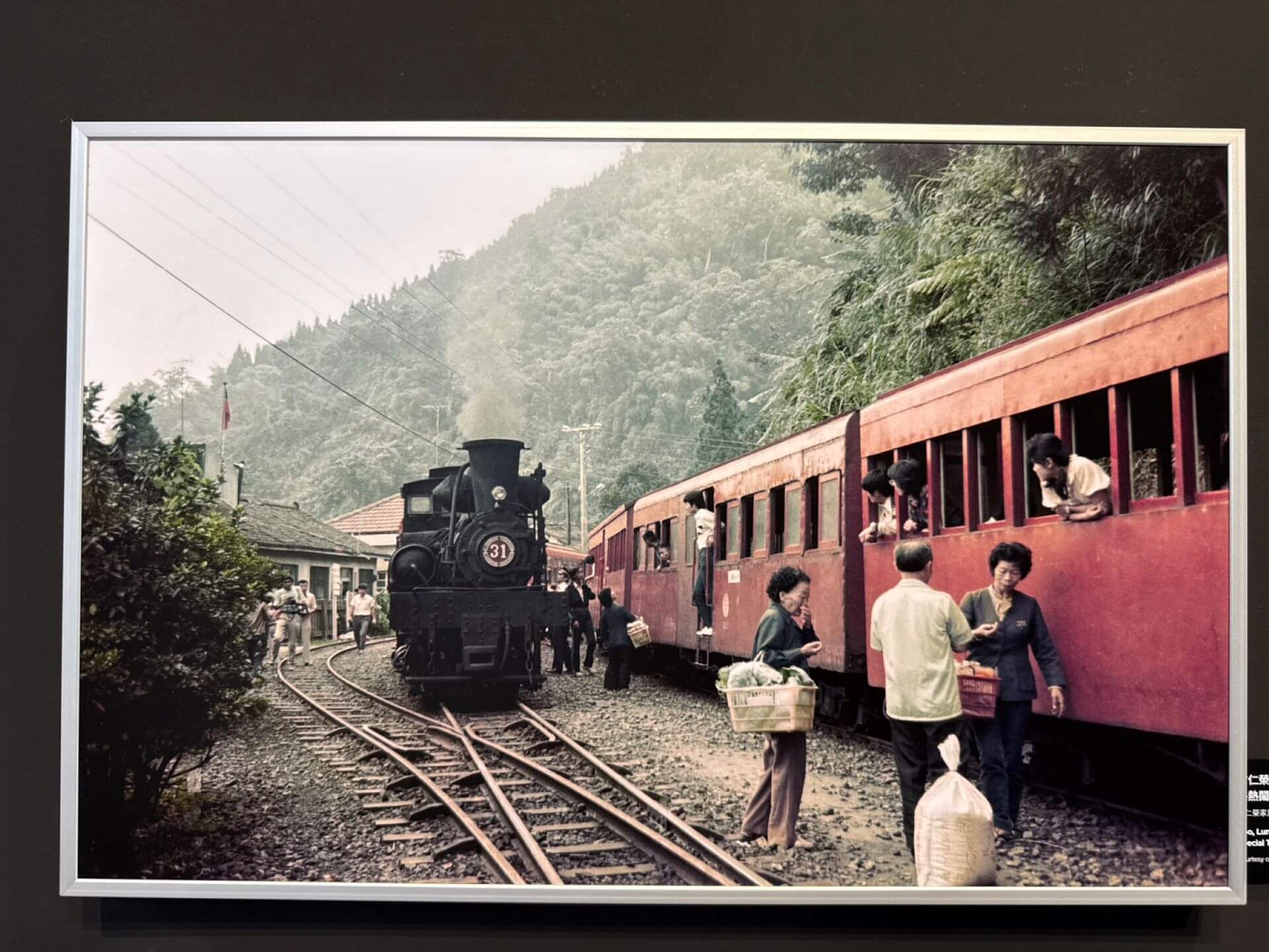 古仁榮攝影，《31號特別列車與普通車交會於十字路熱鬧之場面》，1982。（翻攝／朱佑霖）