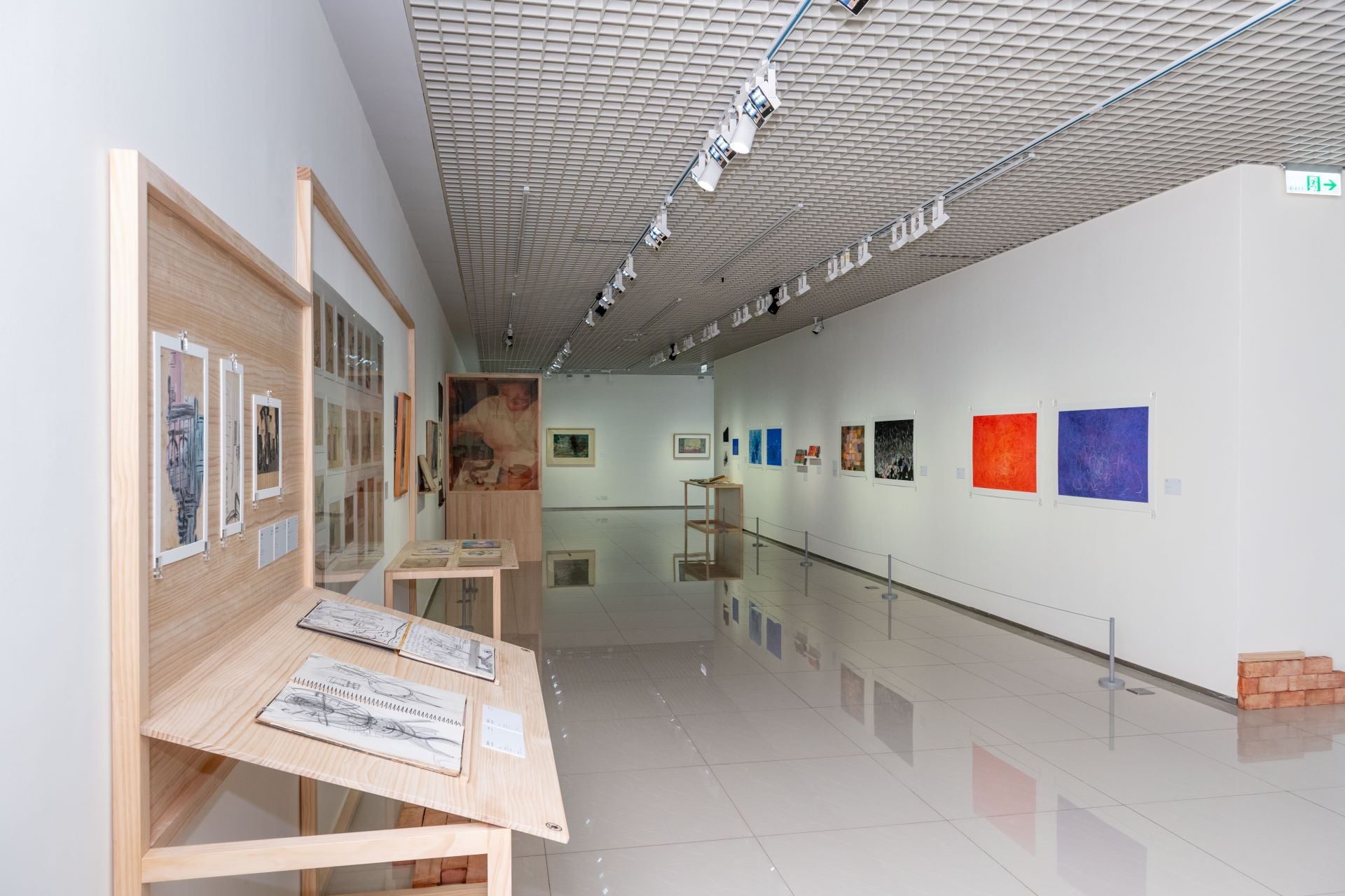 「Practice and Practice：李錦繡、謝貽娟與我」二樓展場一景。（嘉義市立美術館提供）