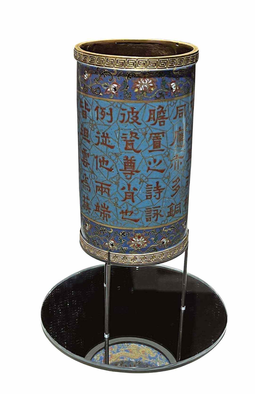 圖11 清乾隆〈「三」字款御題詩冰梅紋掐絲琺瑯無當尊內膽〉，羅浮宮藏。攝影／王維。