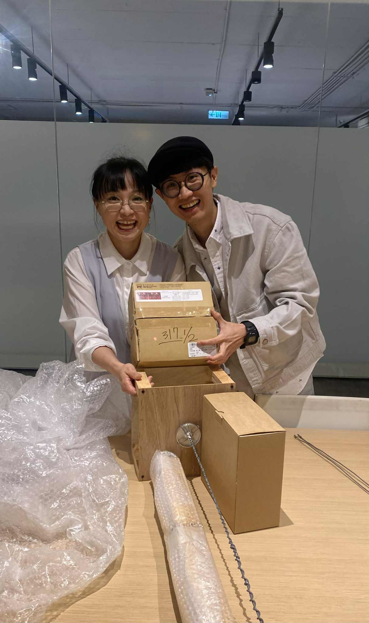 張徐展工作團隊親自赴RC倉儲空間確認作品狀態。張徐展提供