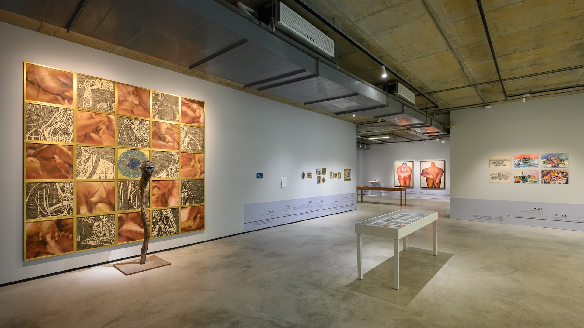 圖為「那些年我們的藝術養成」展覽現場，由蔡明君策展，於2022年在TKG+ Projects舉行，邀請八位橫跨三代的藝術家，透過訪談與作品，回溯其藝術養成歷程，並檢視學院、制度與個人經驗對藝術家形成的影響。圖片取自 TKG+ Project…