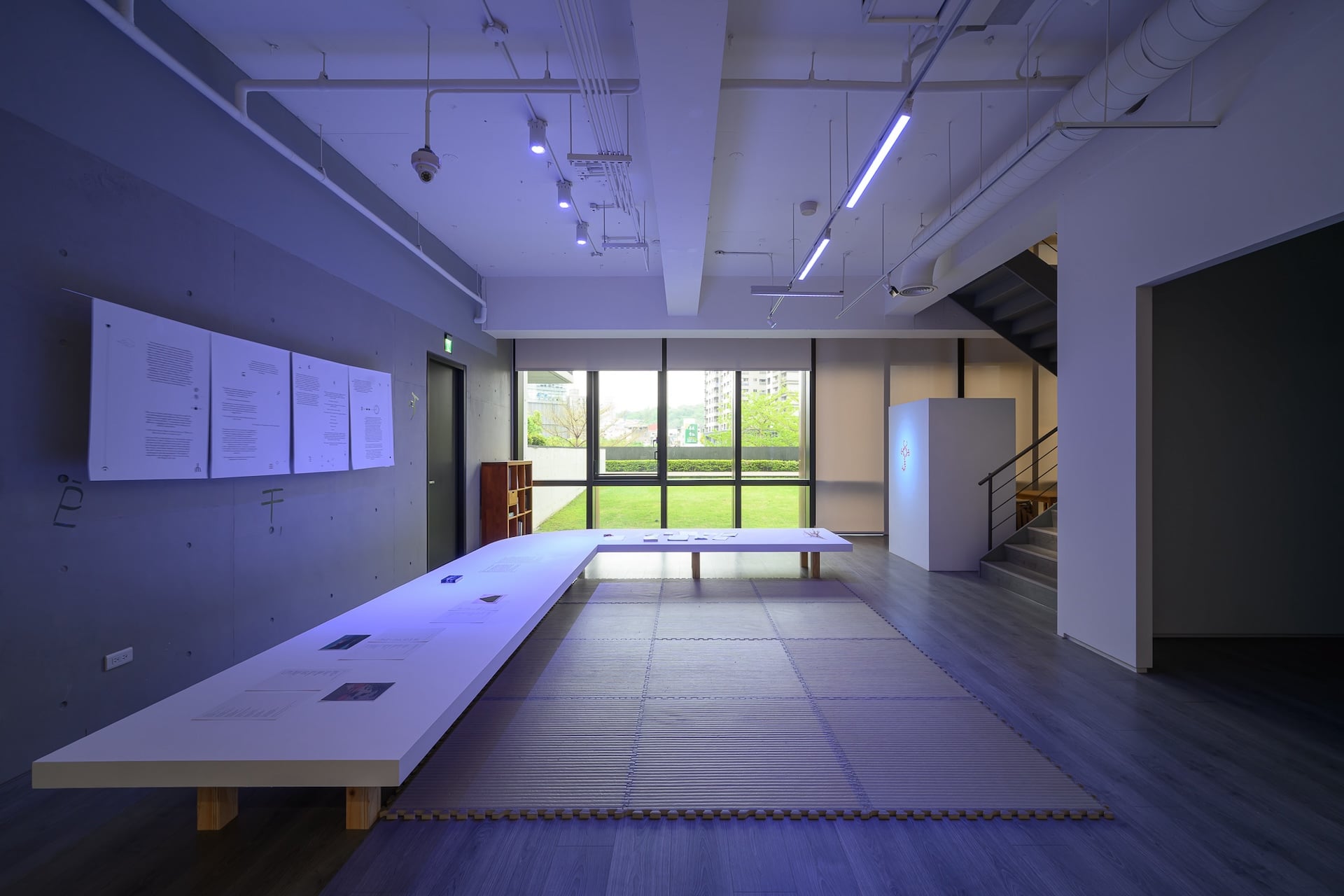 在「munus I：靜態山域」一展中，入口可見奠基於生態女性主義研究的研究資料。（本事藝術提供）