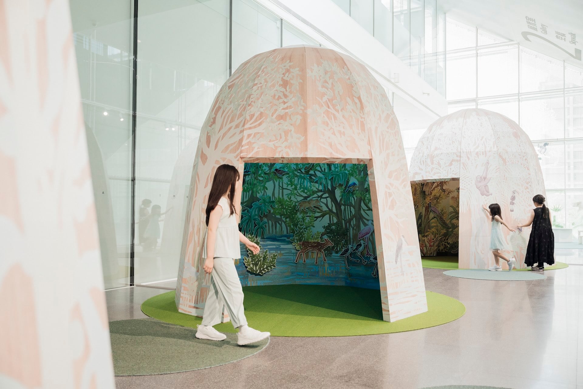 陳紫曦《不見的森林》展區一景。（攝影／透島影業，桃園市立美術館提供）