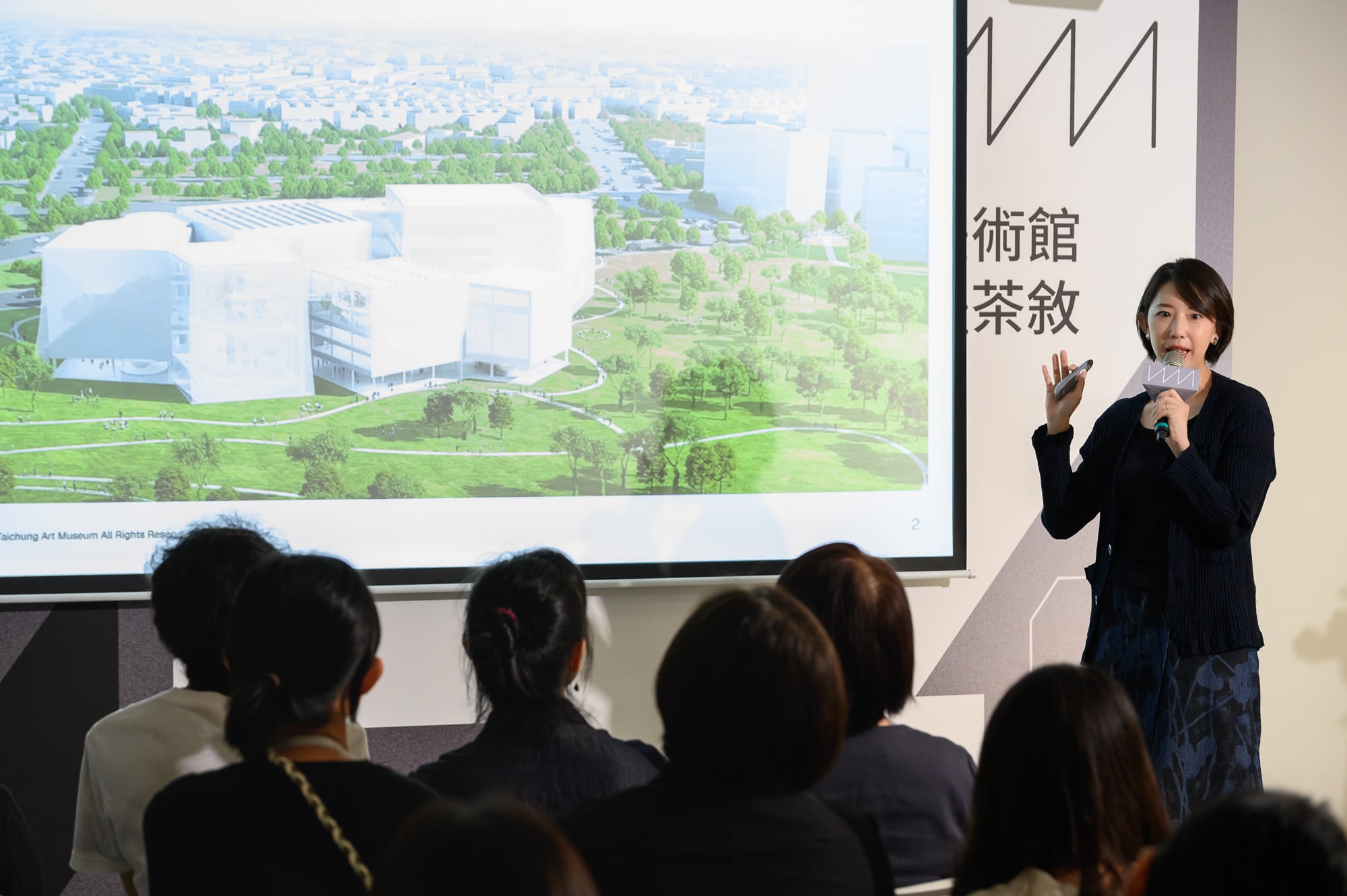 臺中市立美術館館長分享開館展覽亮點。（攝影：ANPIS FOTO 王世邦；臺中市立美術館提供）