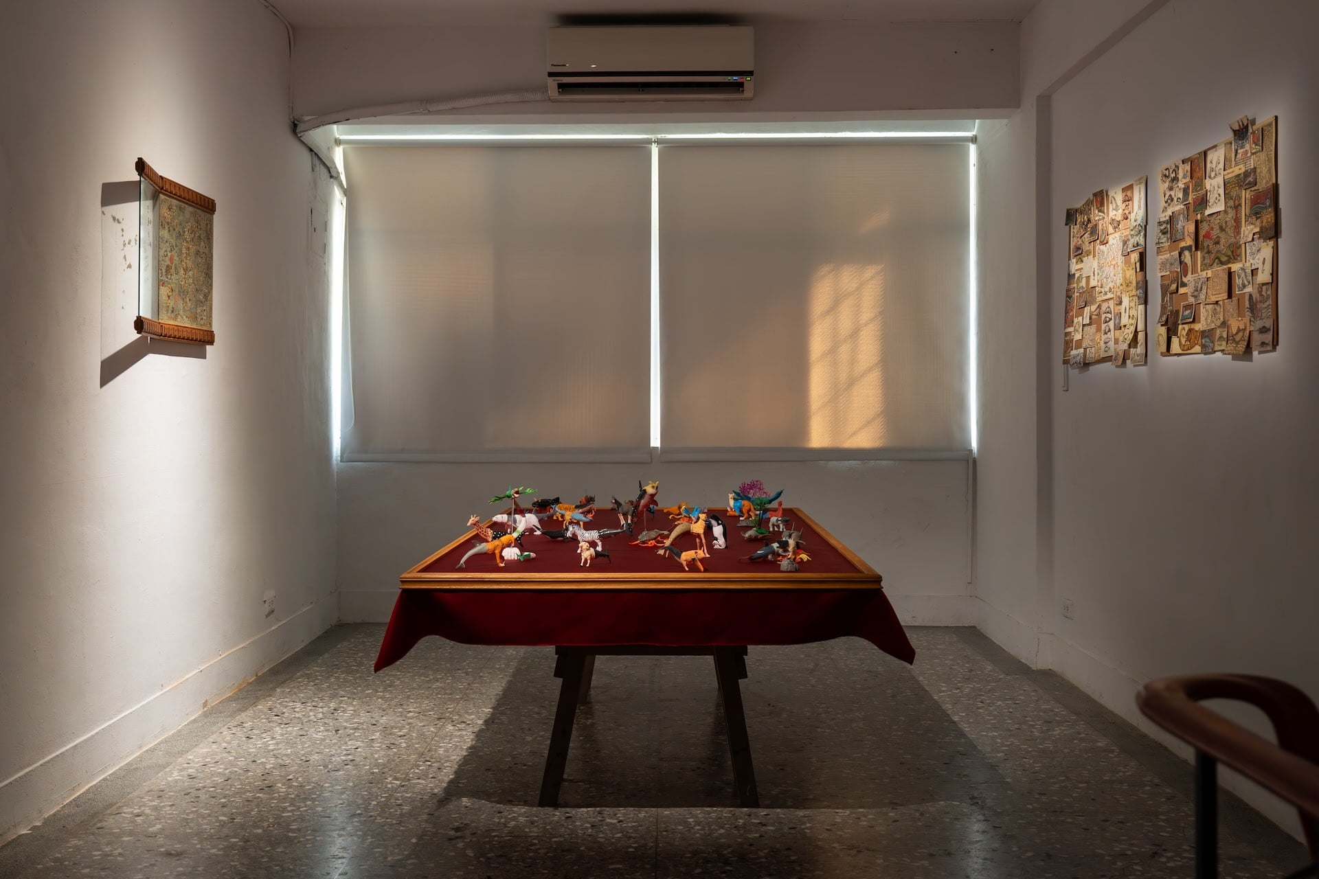 展覽二樓展出的鄧全翔作品《Above The Sea》，將多種工業製造的樹脂動物模型重新組合，形成神話中「奇美拉」般的嵌合怪物，呼應特攝戰隊劇集中持續登場、等待被擊退的怪獸角色。（攝影／劉耀鈞，介力屋提供）