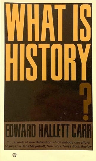 英國史家 E. H. Carr 名作《何謂歷史?》中的一段話值得借鏡:「過往不獨立於史家存在,而是史家所造。」