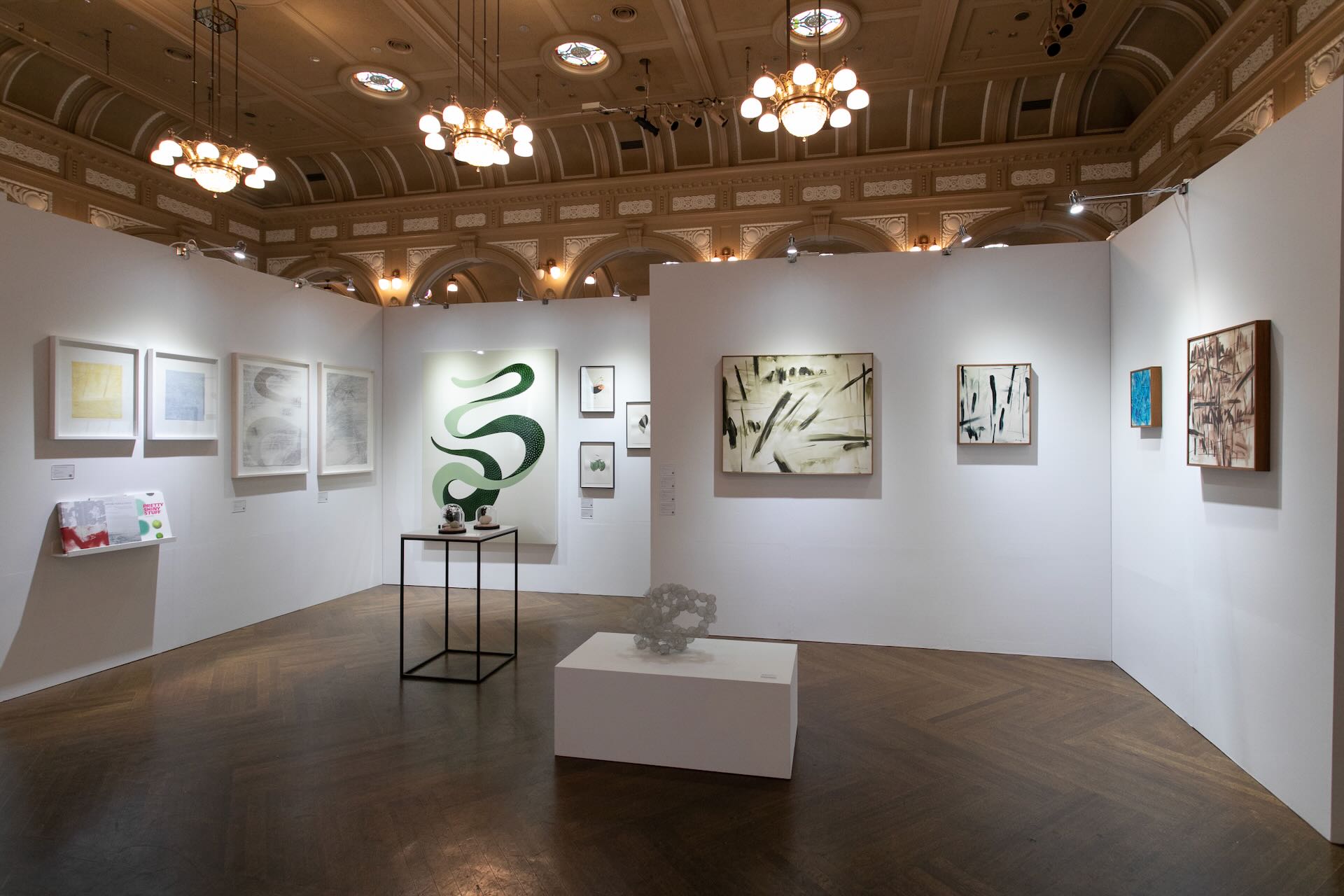 大阪藝術博覽會主展場依舊設於擁有逾百年歷史的紅磚建築大阪市中央公會堂，展區涵蓋繪畫、裝置、攝影、錄像及新媒體創作等多樣形式。圖為大阪藝術博覽會現場。©ART OSAKA 2025，攝影：TaiyaYuico